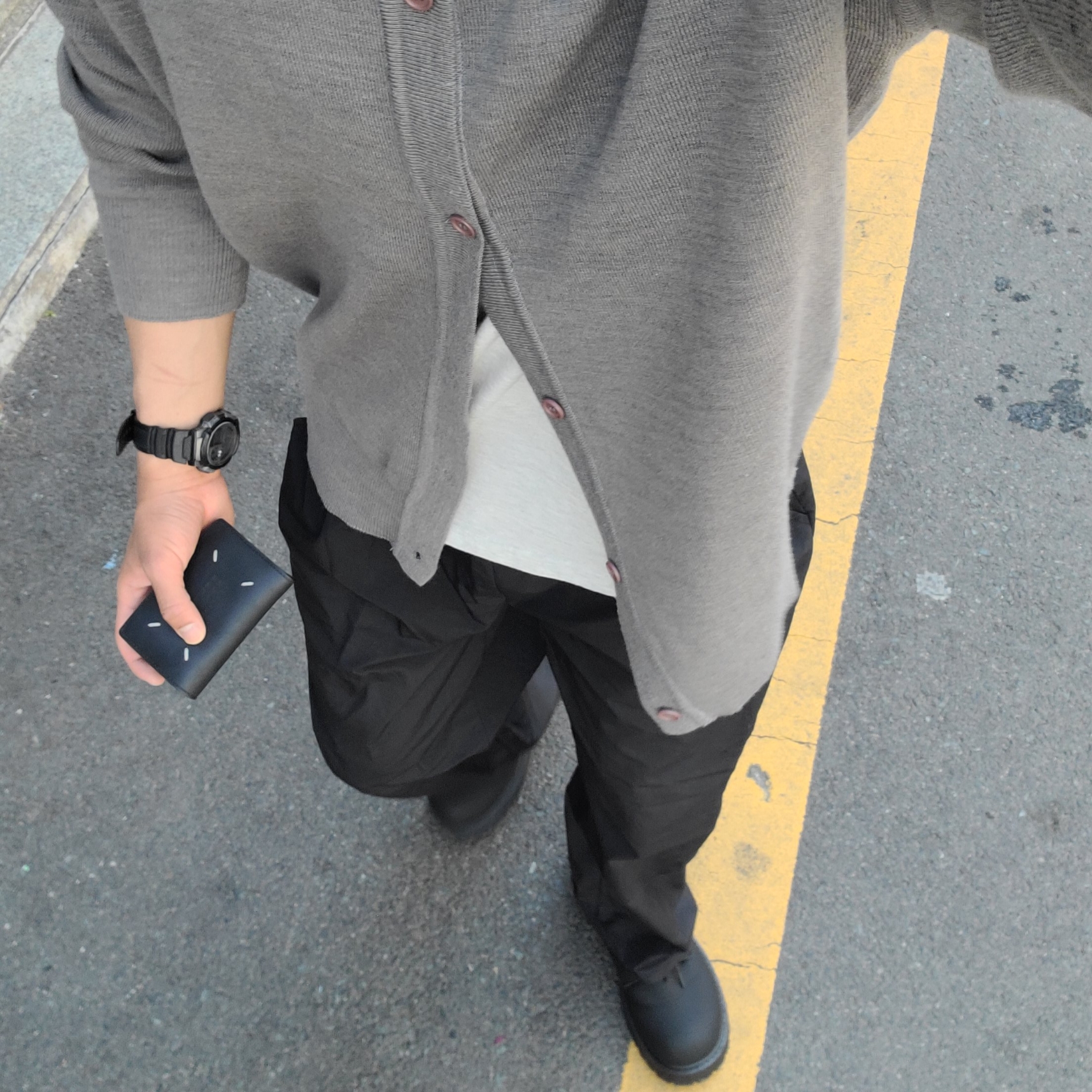 Dr. Martens 1461 Smooth Black, Maison Margiela Leather Bi-Fold Card Holder Black 착용 스타일 - 2