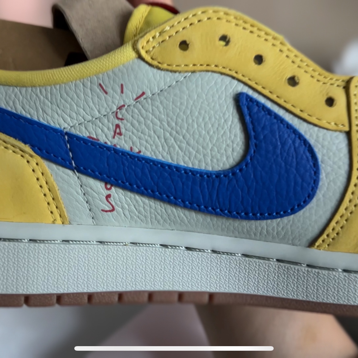 (W) Jordan 1 x Travis Scott Retro Low OG SP Canary 착용 스타일 - 1