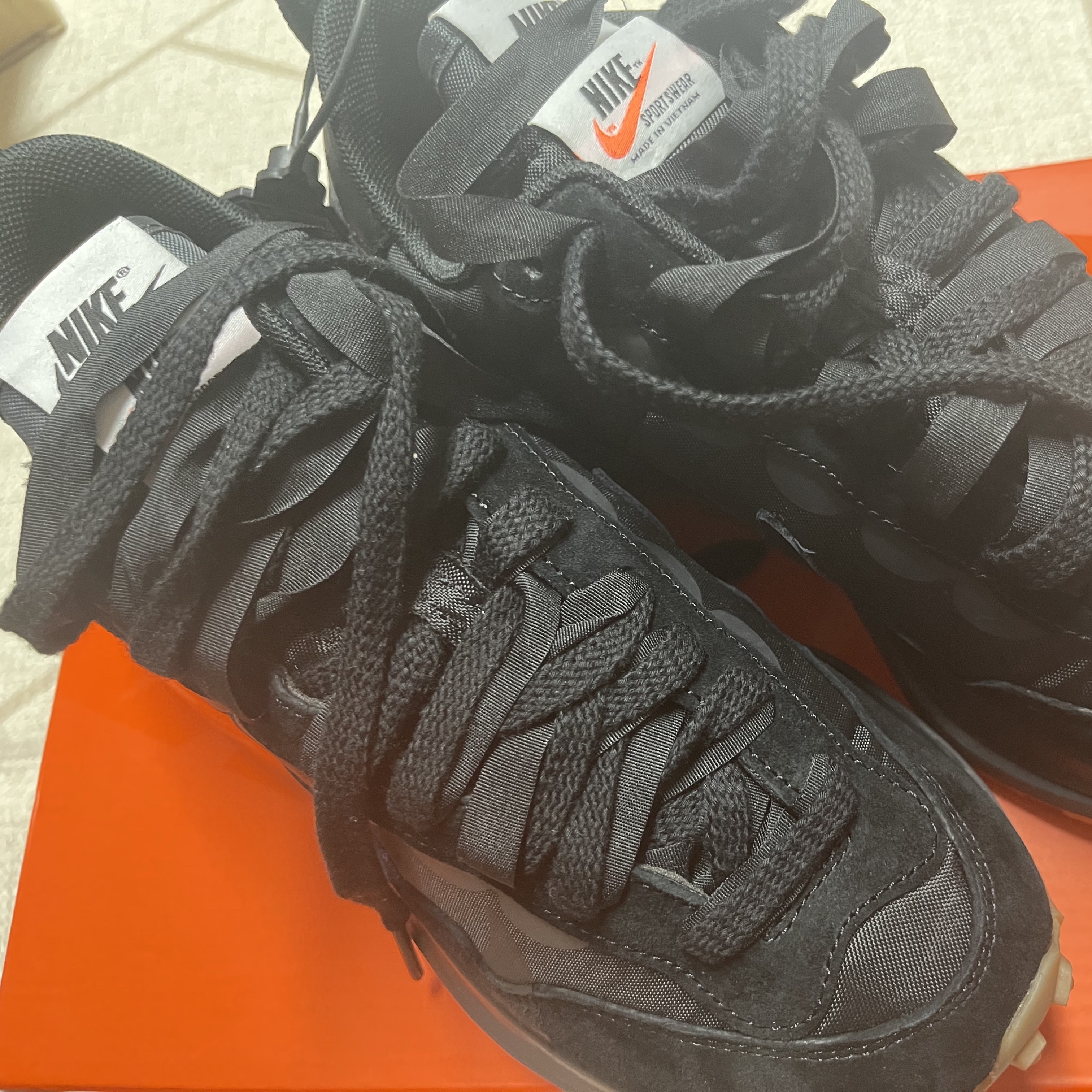 Nike x Sacai VaporWaffle Black and Gum 착용 스타일