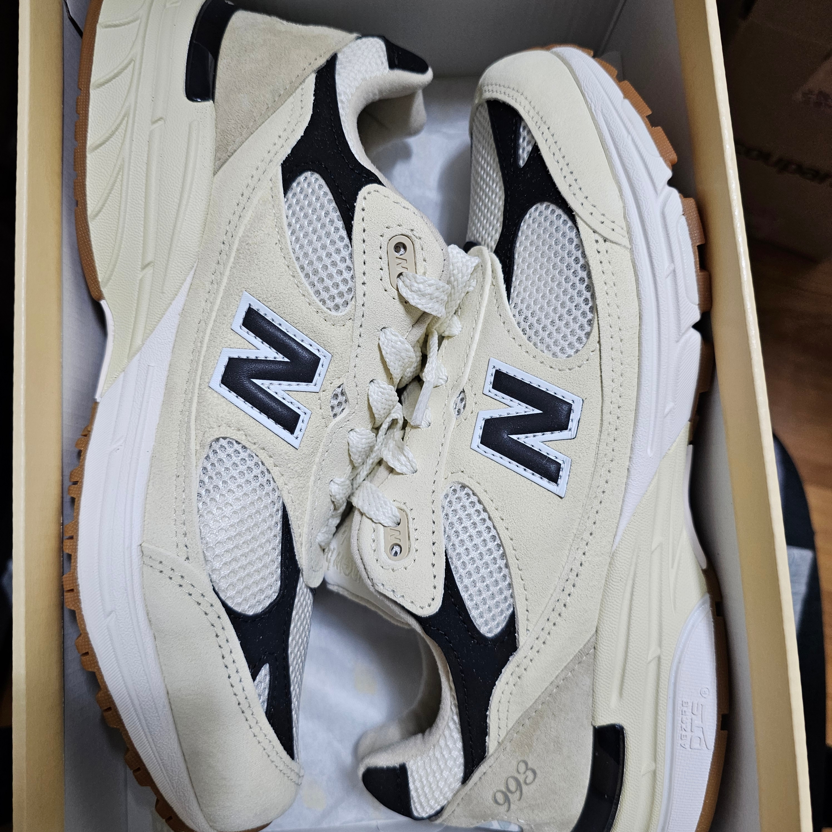 New Balance 993 Made in USA Sea Salt Black 착용 스타일