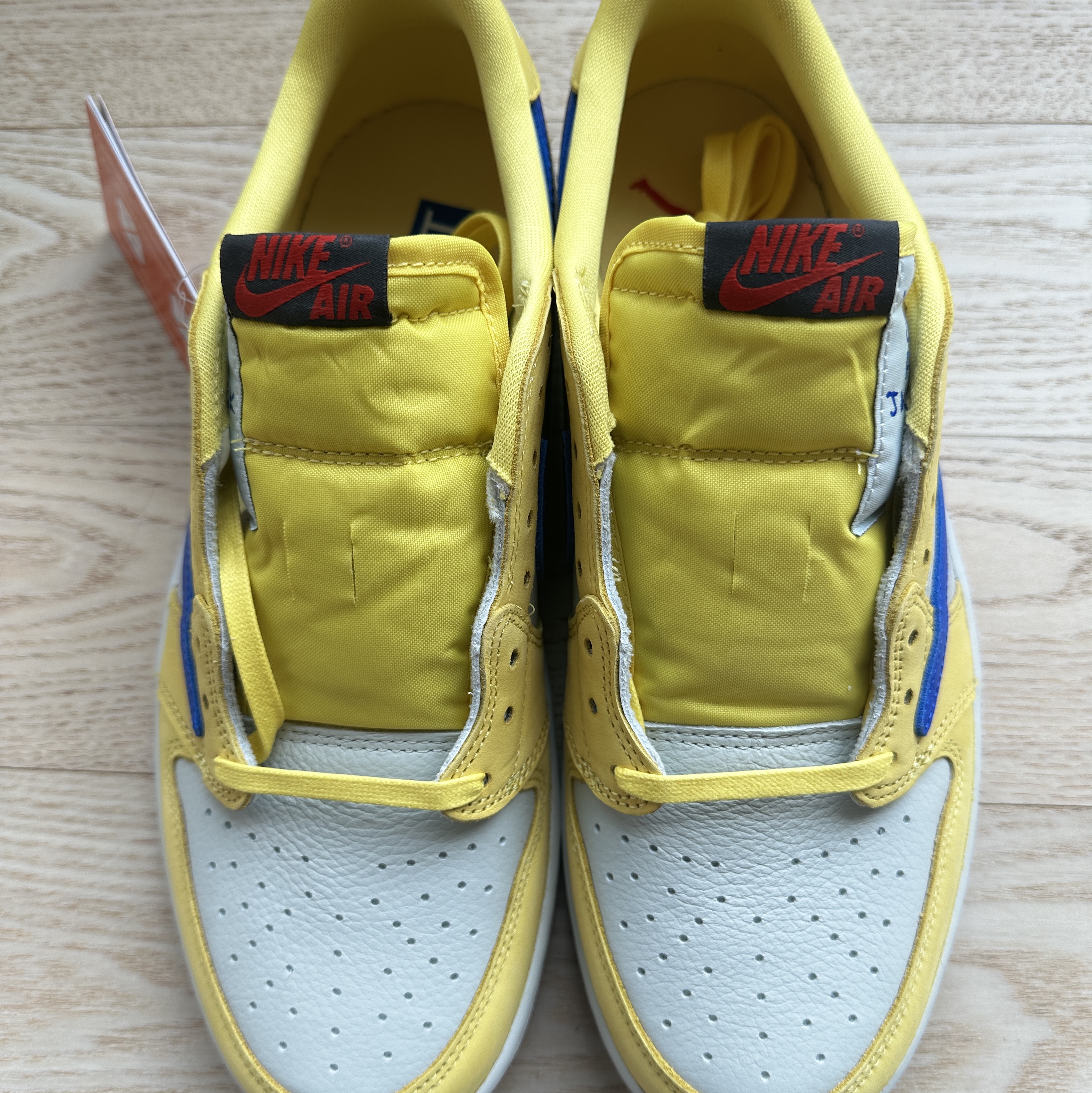 (W) Jordan 1 x Travis Scott Retro Low OG SP Canary 착용 스타일 - 1