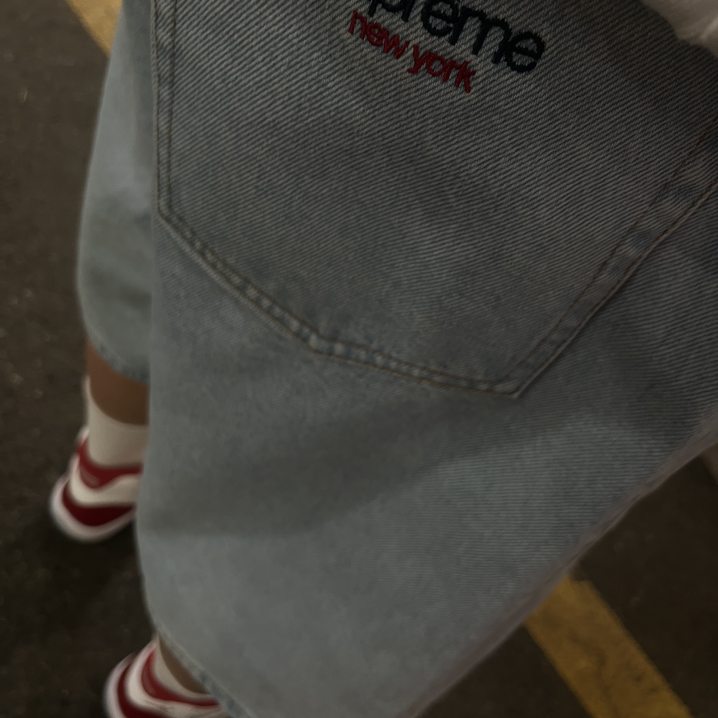 Supreme Baggy Denim Short Washed Indigo - 24SS, Jordan 11 Retro Varsity Red 착용 스타일