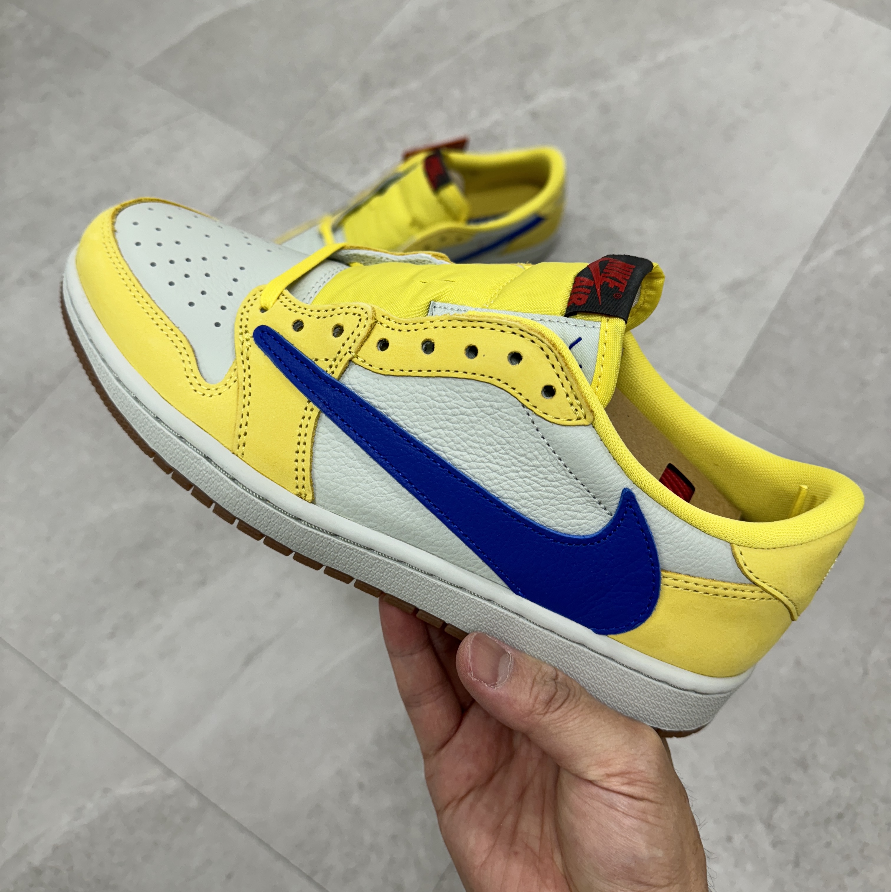 (W) Jordan 1 x Travis Scott Retro Low OG SP Canary 착용 스타일 - 2