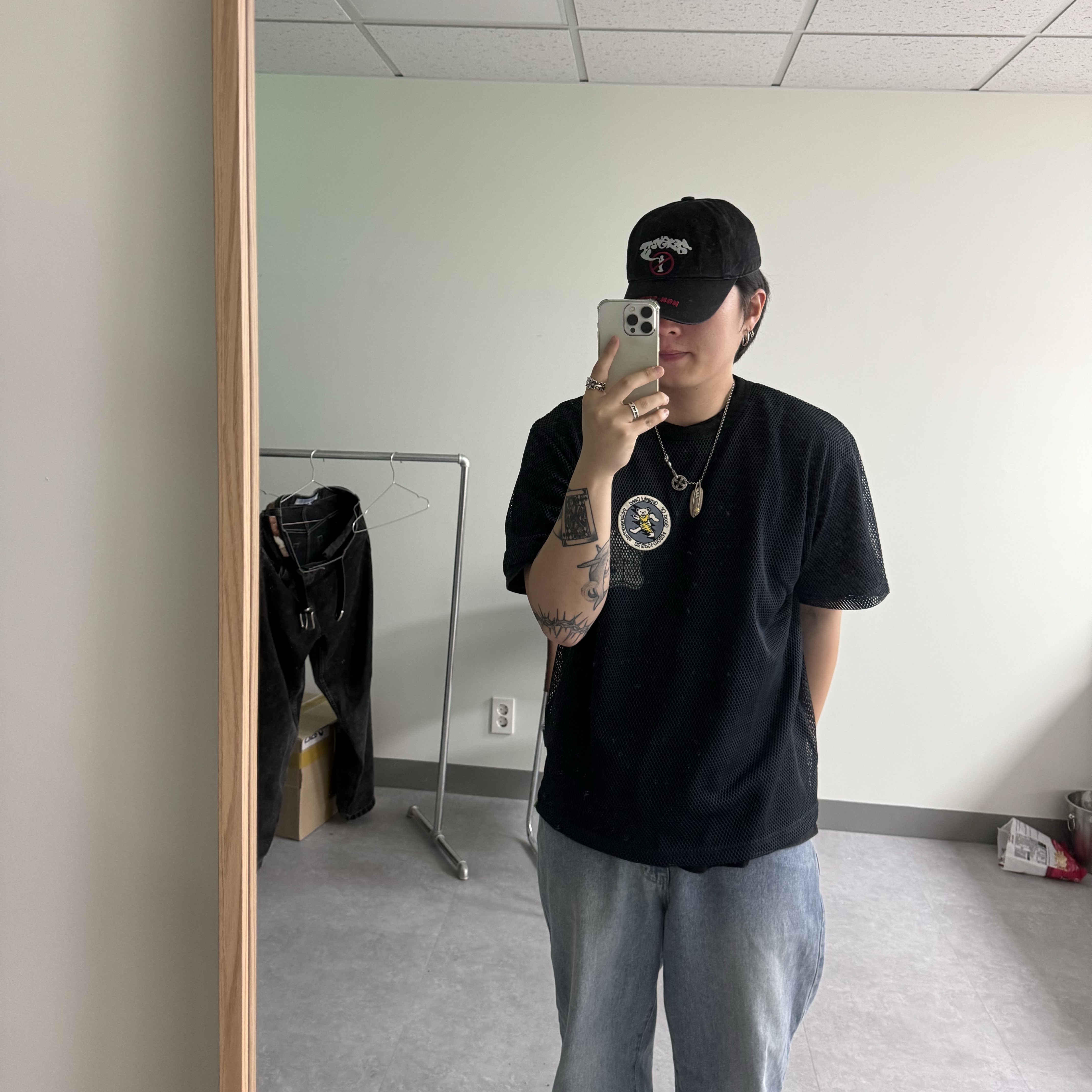 디스이즈네버댓 x 그레이트풀 데드 댄싱 베어 메쉬 숏슬리브 크루 네이비, 디스이즈네버댓 x 그레이트풀 데드 워시드 데님 팬츠 라이트 블루 착용 스타일 - 3