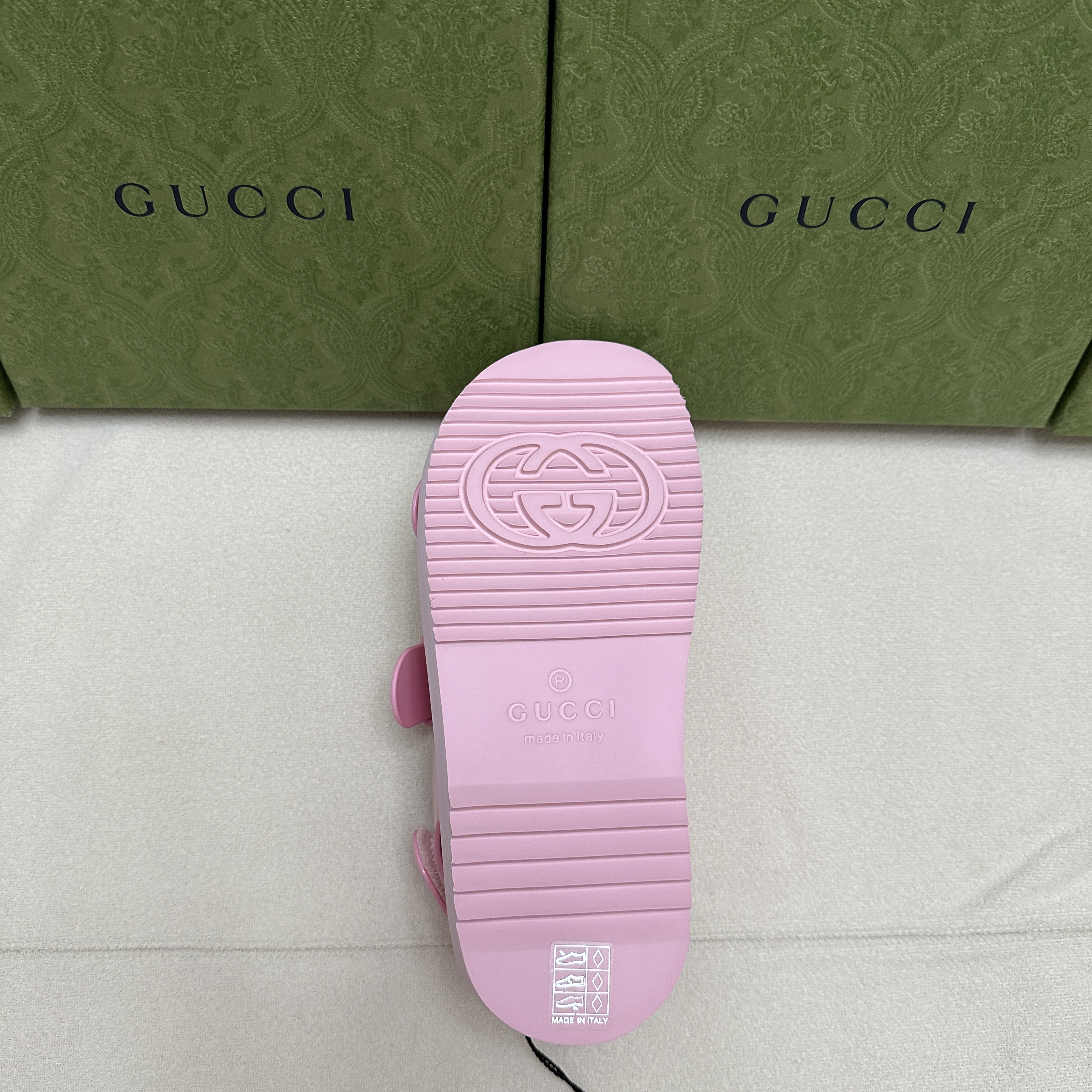 (W) Gucci Mini Double G Rubber Slide Sandal Wild Rose 착용 스타일 - 5