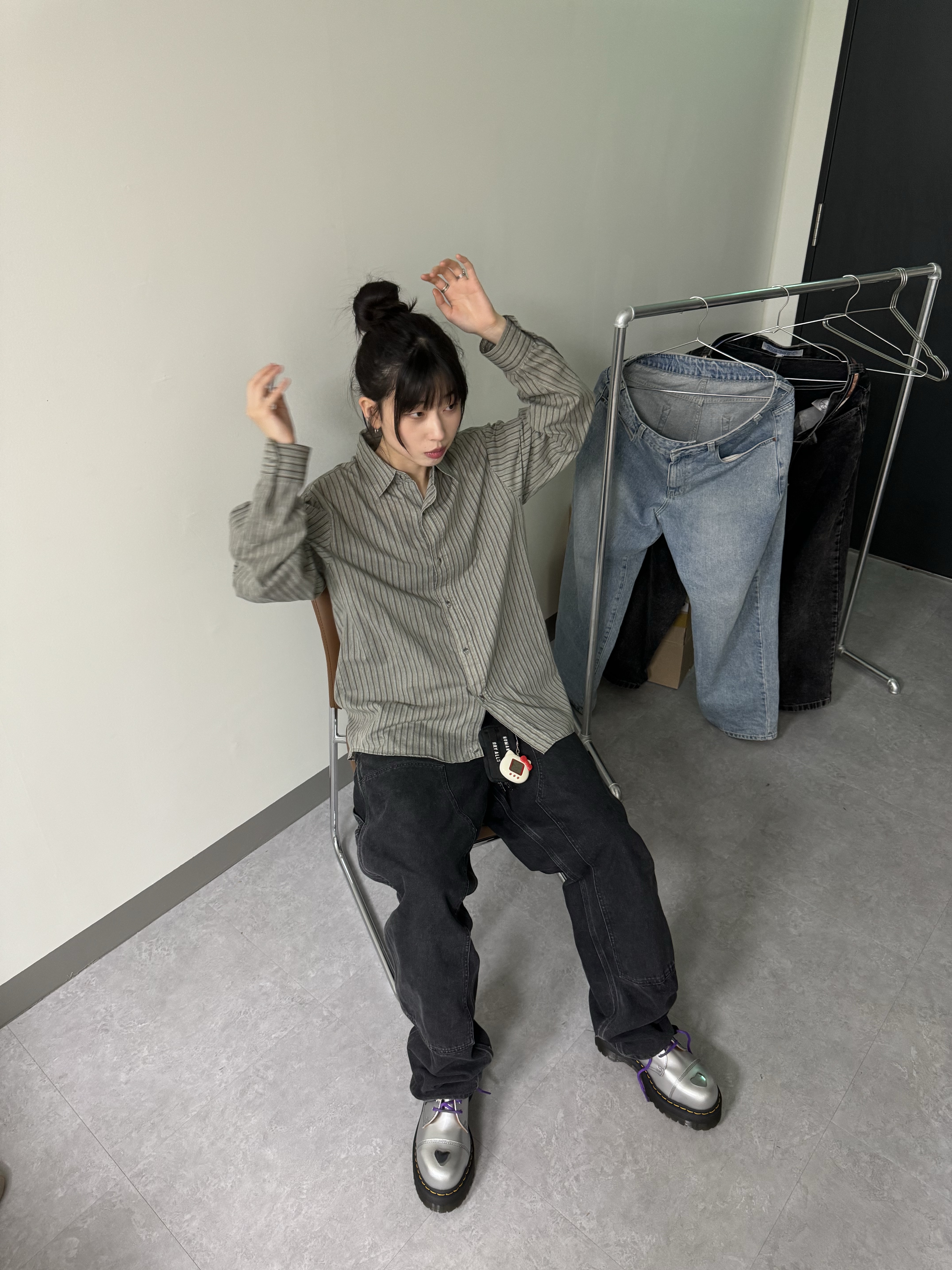 Dr. Martens x Mademe 1461 Quad Vintage Smooth Black, Carhartt WIP Fairfield Denim Double Knee Pants Black Stone Washed 착용 스타일 - 4