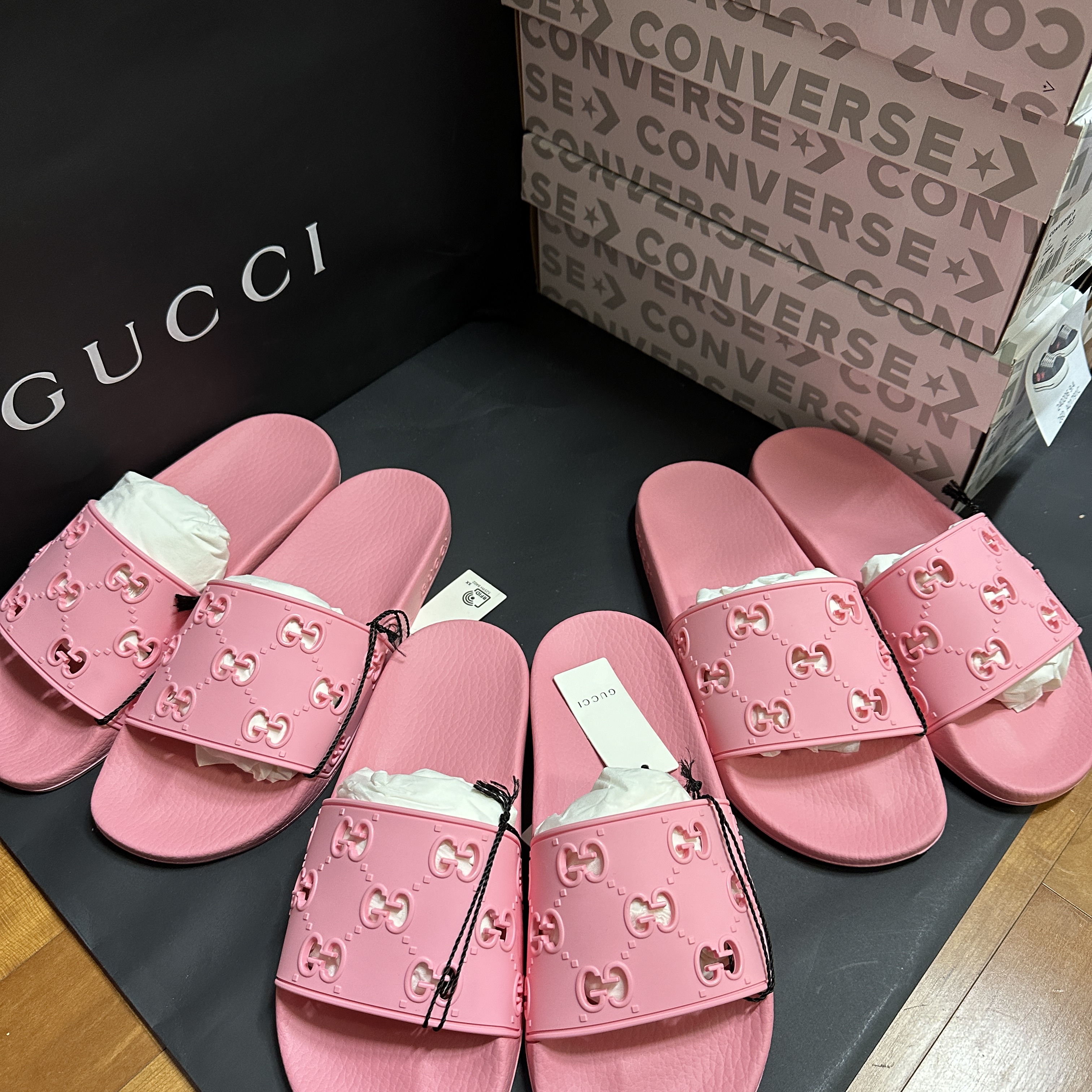 (W) Gucci GG Rubber Slide Sandal Pink 착용 스타일 - 1