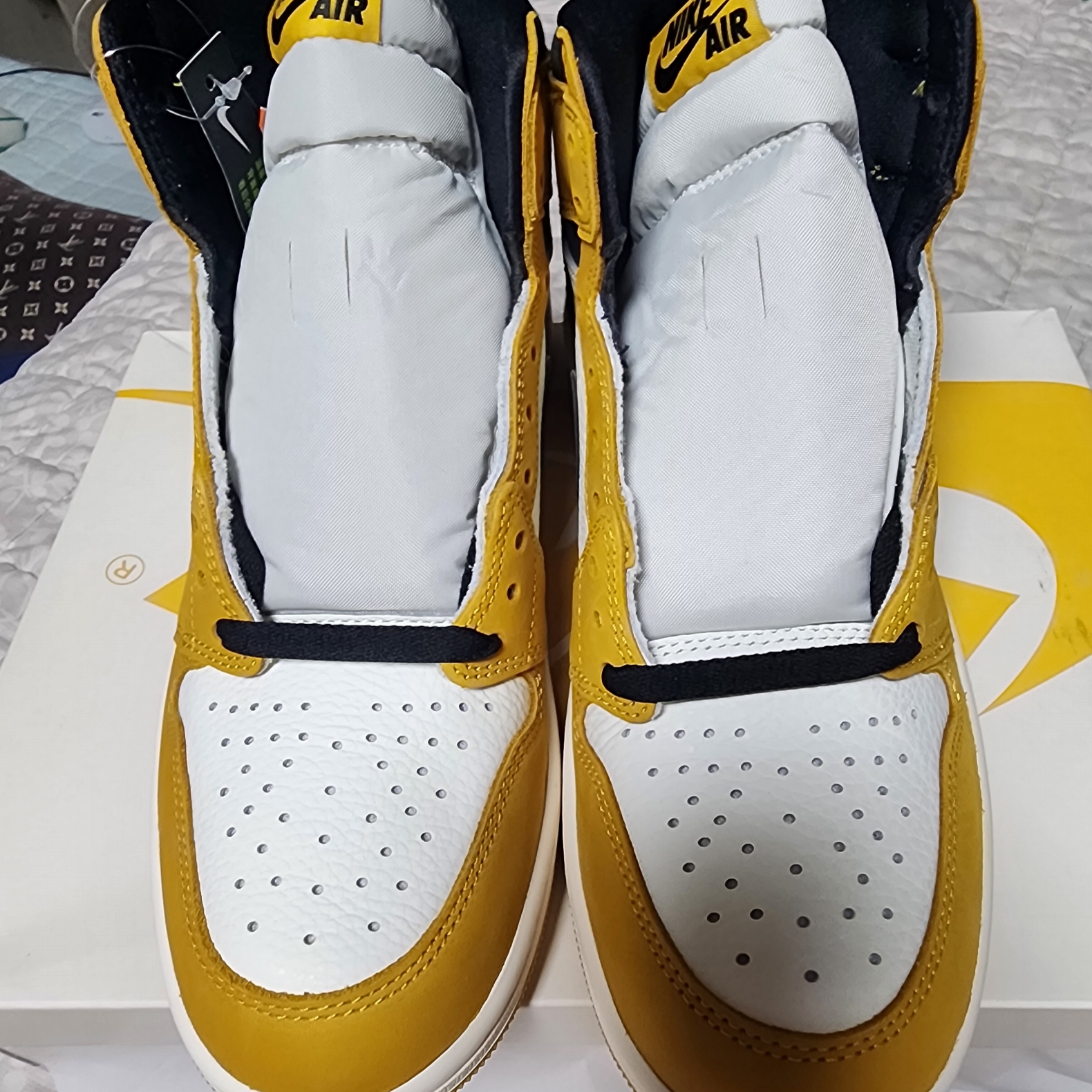 Jordan 1 Retro High OG Yellow Ochre 착용 스타일 - 4