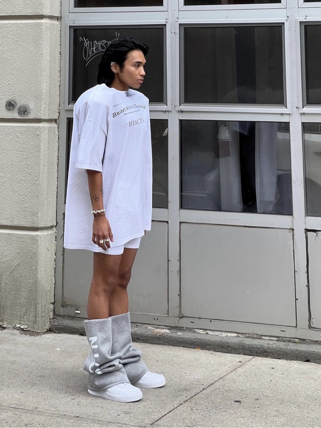 [KREAM 단독] Hyacyn Denim Us Sevar Rof Silver, [KREAM 단독] Hyacyn Tee Hyacyn USA Trademark White 착용 스타일 - 3