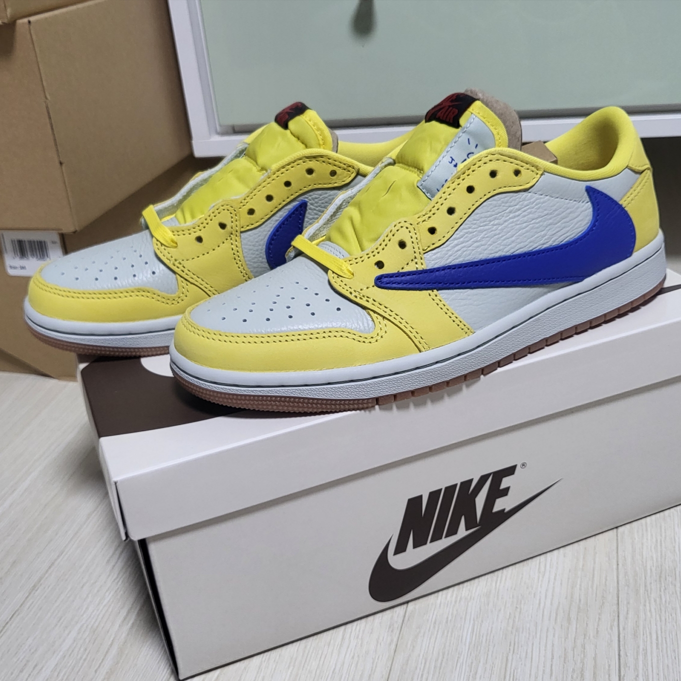 (W) Jordan 1 x Travis Scott Retro Low OG SP Canary 착용 스타일 - 3