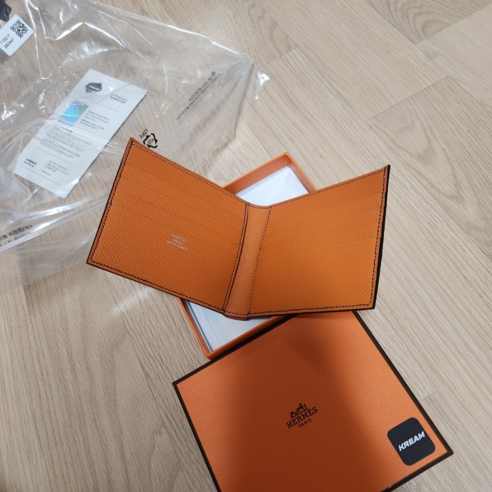 Hermes MC² Copernic Jungle Wallet Epsom & Bleu Saphir Orange 착용 스타일