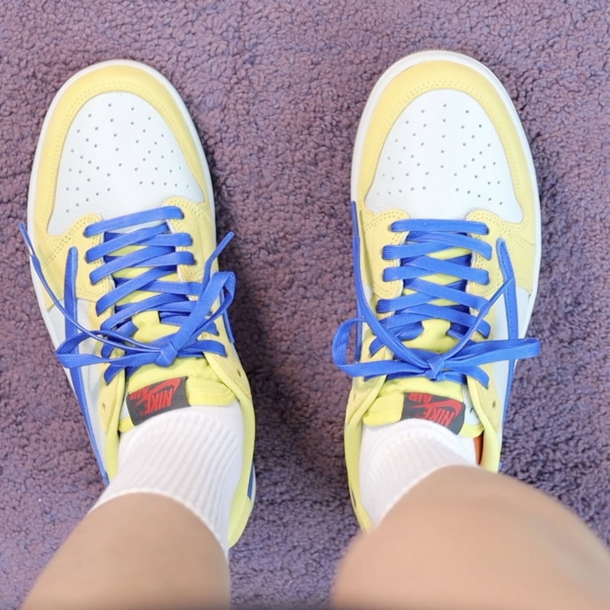 (W) Jordan 1 x Travis Scott Retro Low OG SP Canary 착용 스타일 - 2