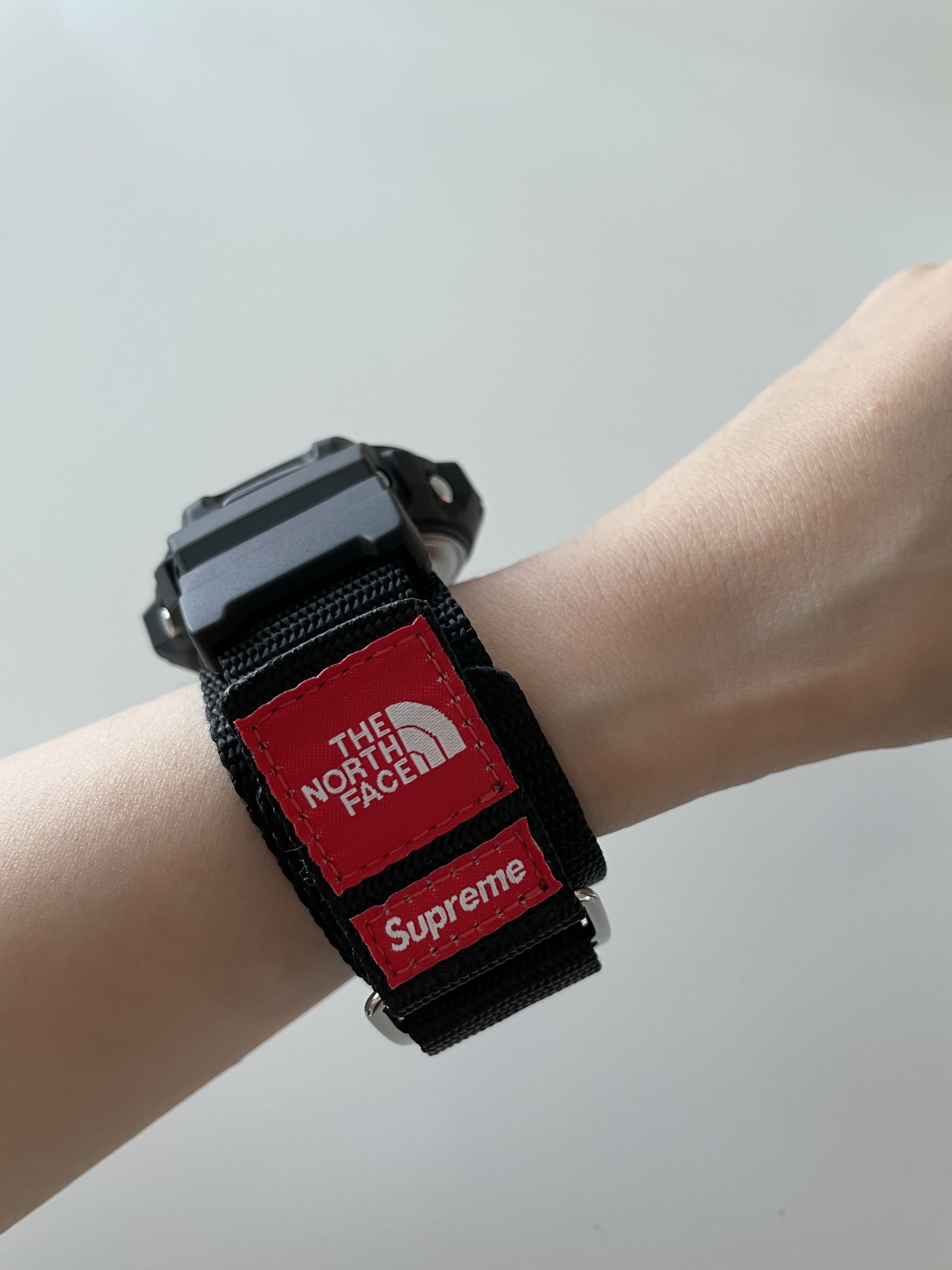 Casio G-Shock x Supreme x The North Face DW-6900 Black 착용 스타일 - 3
