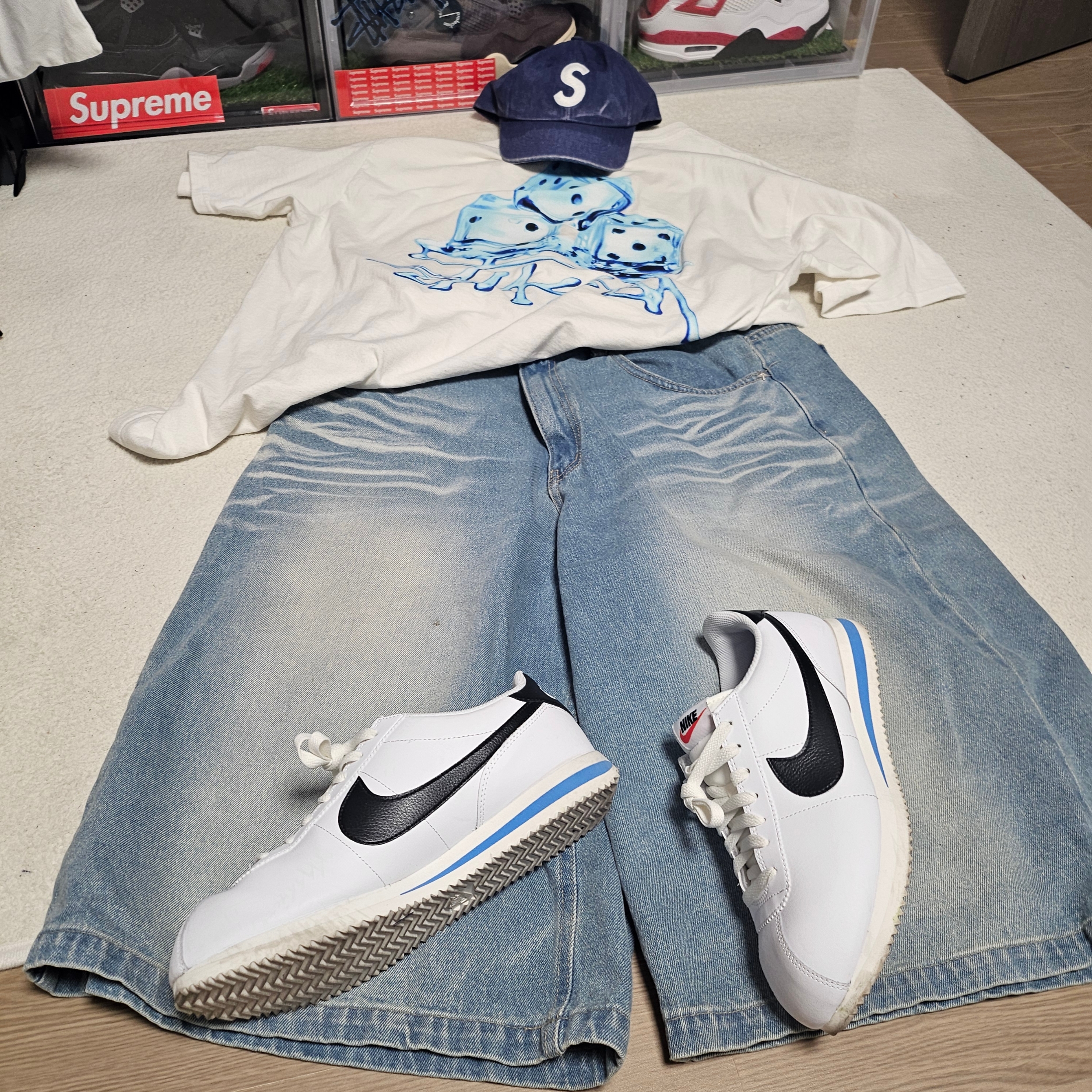Nike Cortez White and Black, Stussy Melted T-Shirt White 착용 스타일