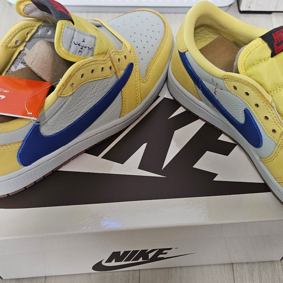(W) Jordan 1 x Travis Scott Retro Low OG SP Canary, Jordan x Travis Scott Jumpman Jack TR Sail and Dark Mocha 착용 스타일 - 4