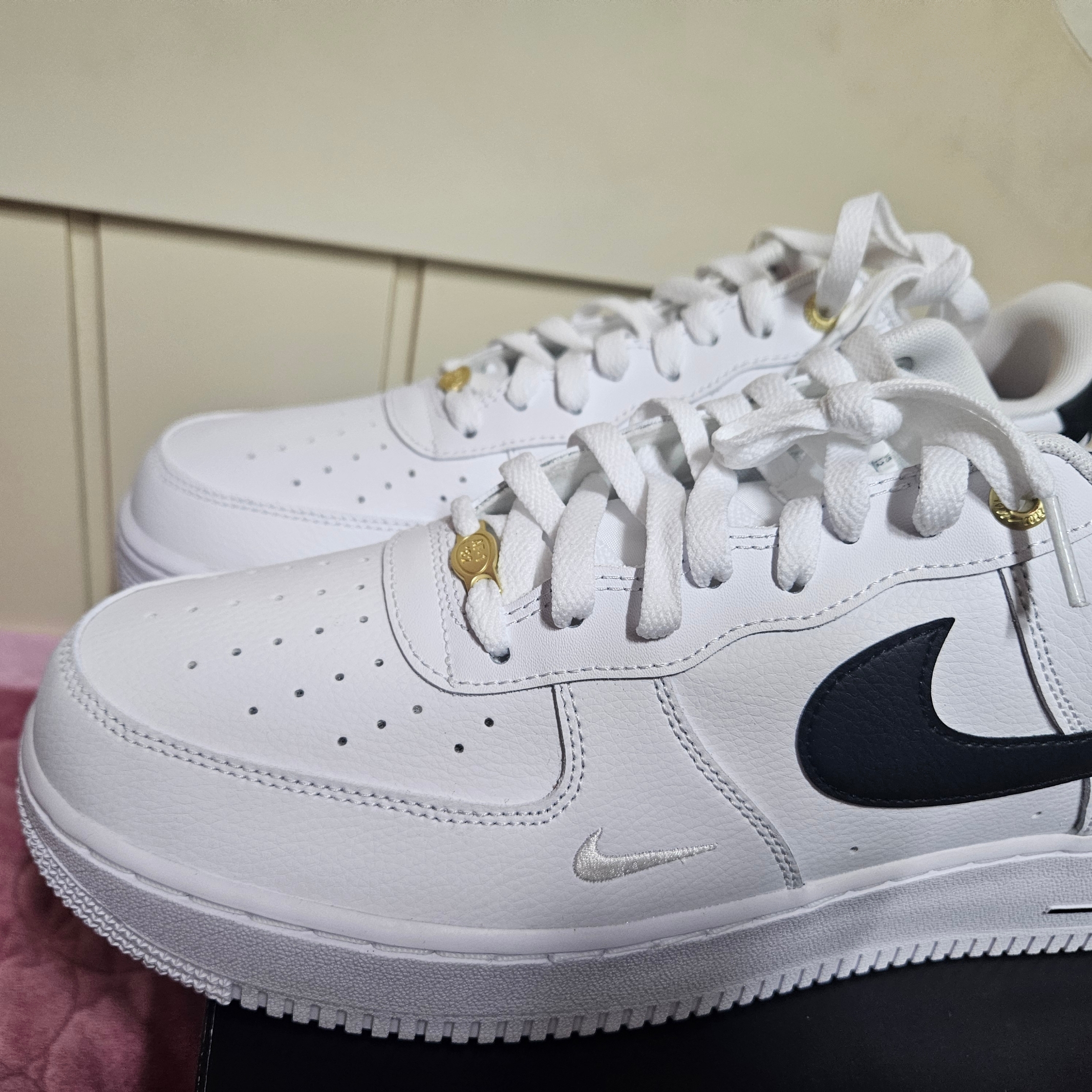 Nike Air Force 1 '07 LV8 40th Anniversary Join Forces White Black 착용 스타일 - 2