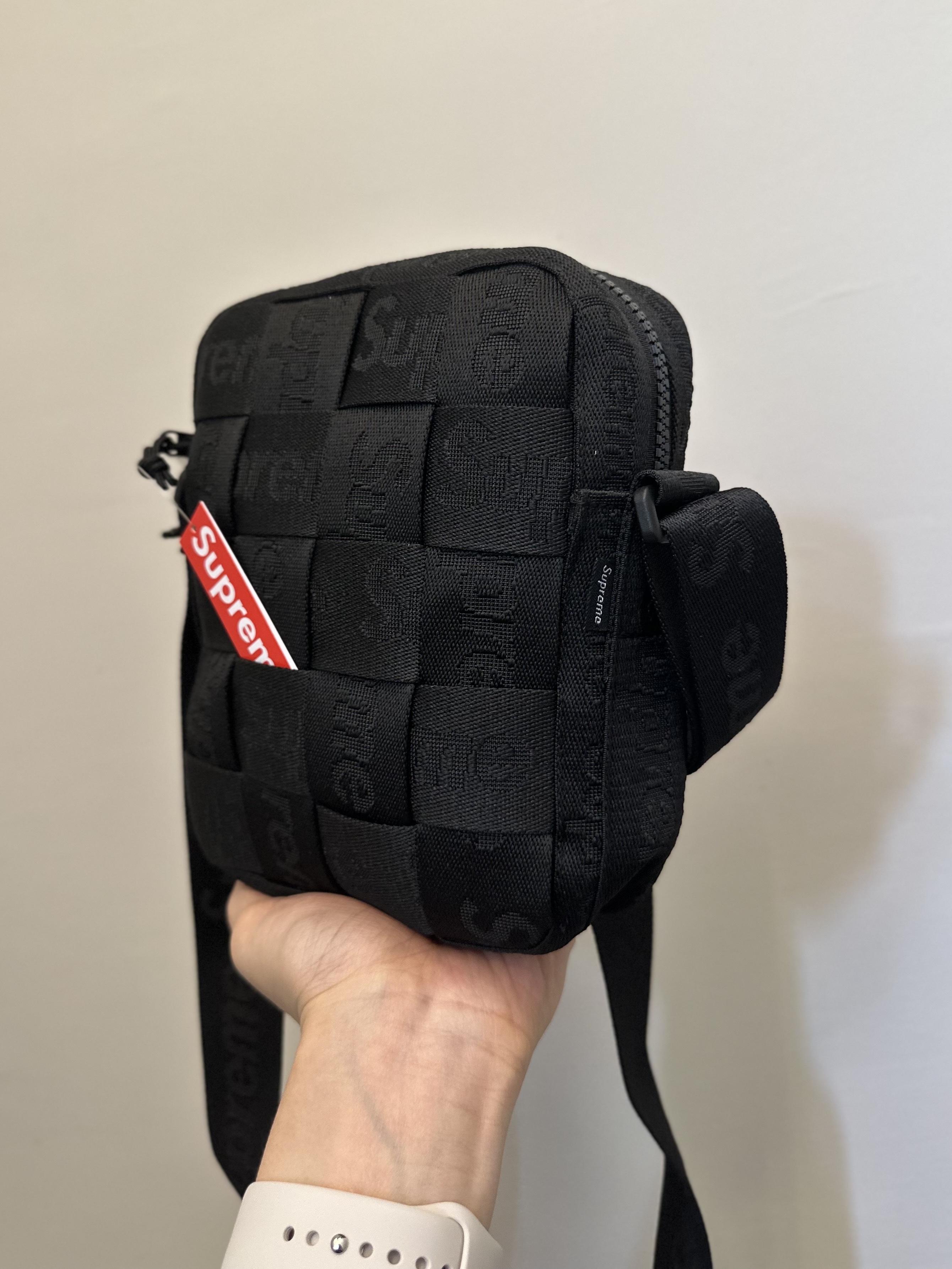 Supreme Woven Shoulder Bag Black - 24SS, Yeezy Gap Engineered By Balenciaga Padded Denim Jacket Blue 착용 스타일 - 1