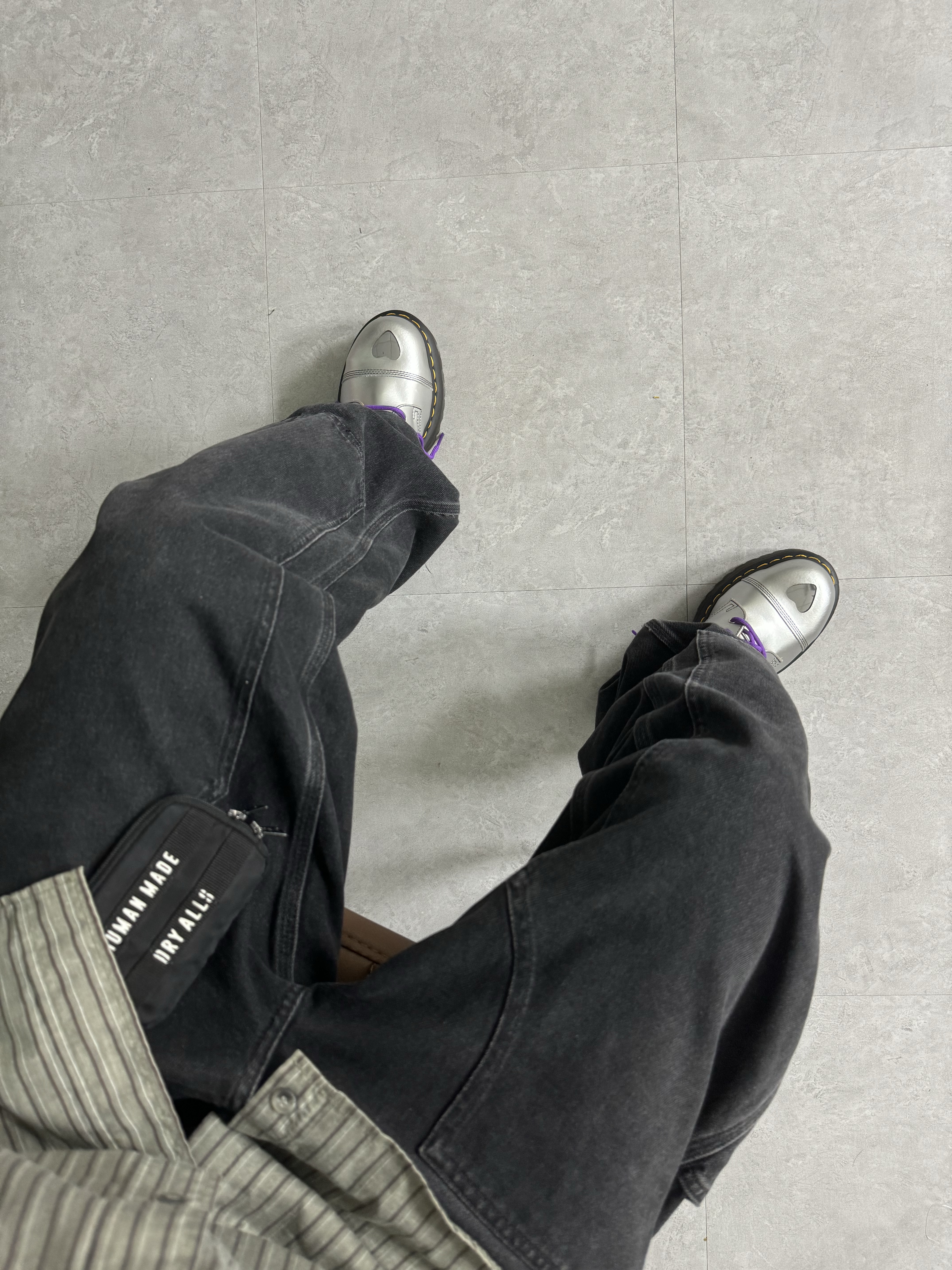 Dr. Martens x Mademe 1461 Quad Vintage Smooth Black, Carhartt WIP Fairfield Denim Double Knee Pants Black Stone Washed 착용 스타일 - 5