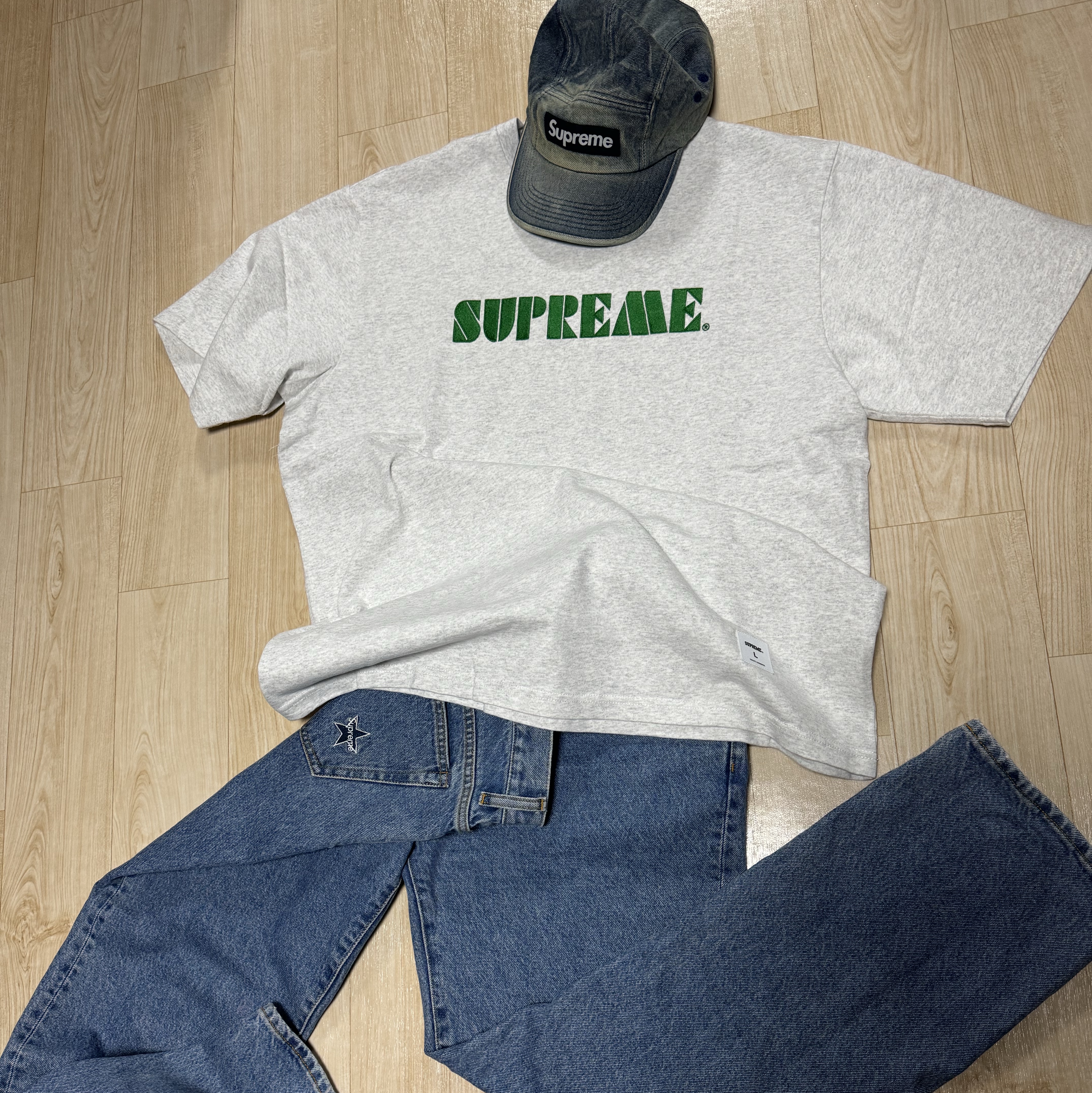 Supreme Stencil Embroidered S/S Top Ash Grey - 24SS, Supreme Washed Chino Twill Camp Cap Dirty Indigo - 24SS 착용 스타일