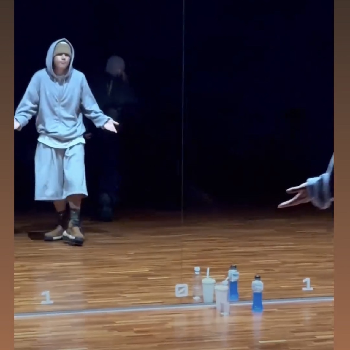 Nike x Sacai Magmascape SP Pecan, (W) Celine Triomphe Embroidered Beanie in Seamless Cashmere Camel 착용 스타일 - 1