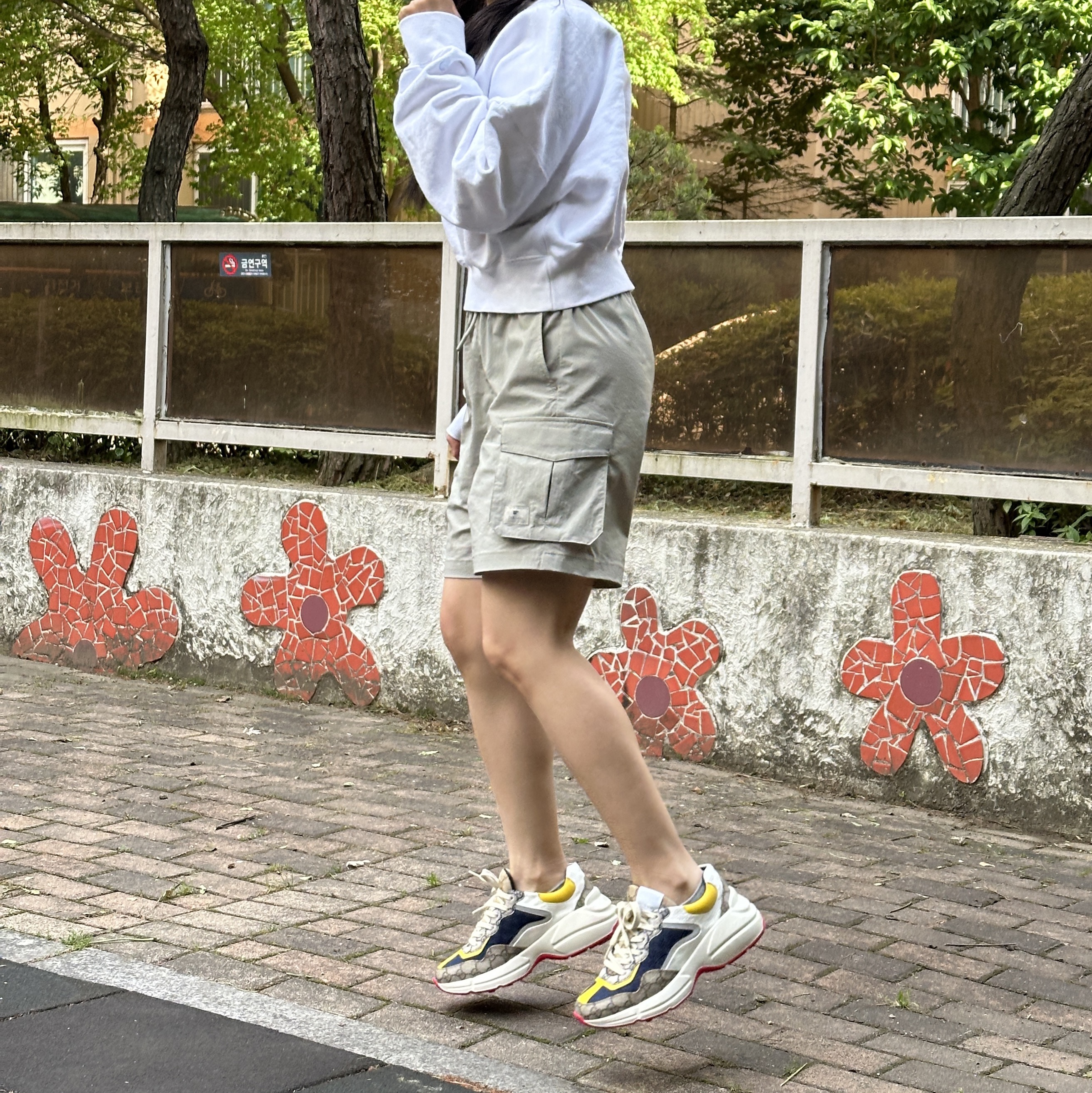 Gucci GG Rhyton Beige Sneakers Ebony Blue 착용 스타일