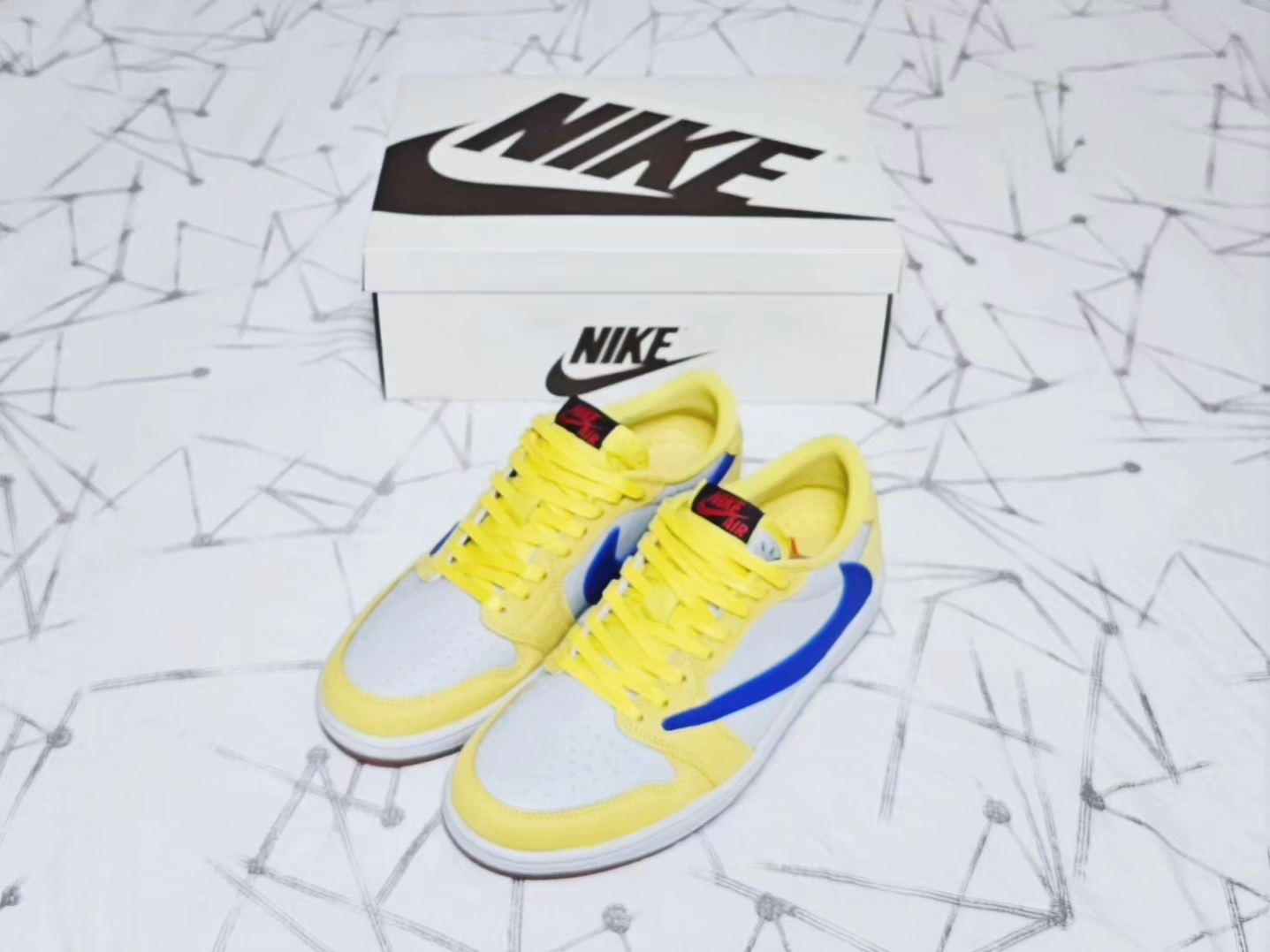 (W) Jordan 1 x Travis Scott Retro Low OG SP Canary 착용 스타일 - 1