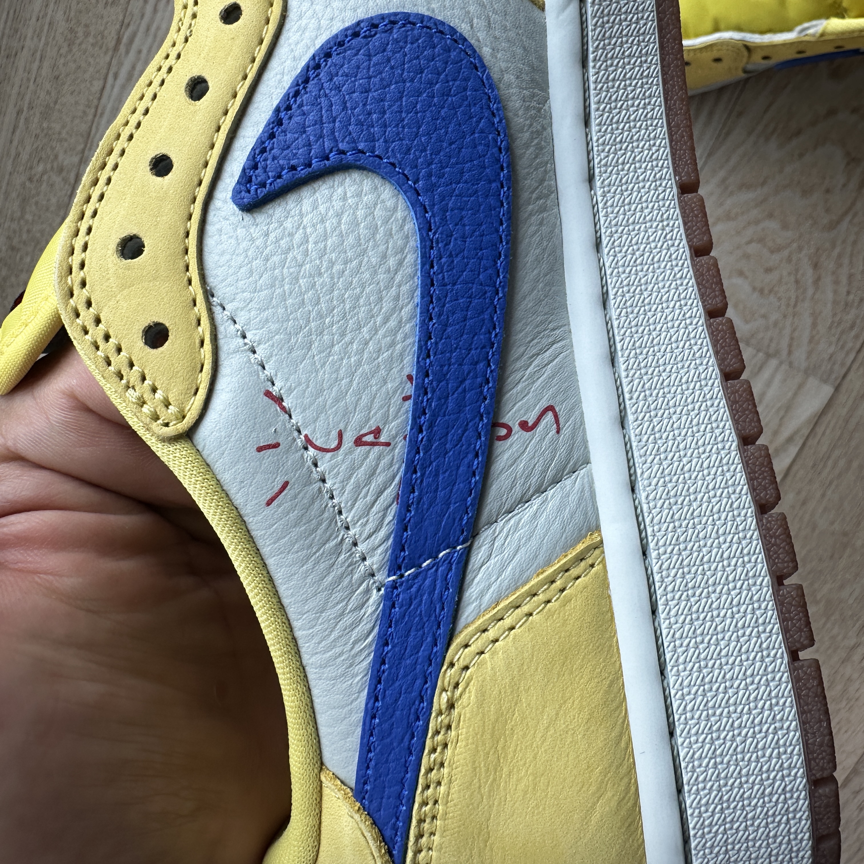 (W) Jordan 1 x Travis Scott Retro Low OG SP Canary 착용 스타일 - 3