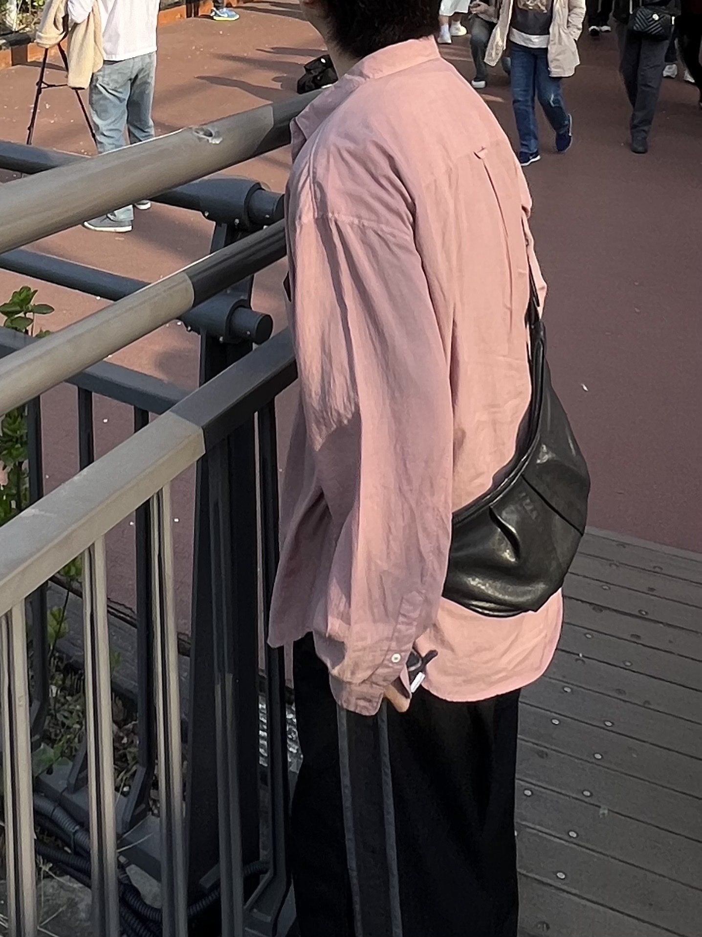 Polyteru Tenco Loosed Shirts 2.0 Dyed Dark Pink, Polyteru Calf Bag Black Lambskin 착용 스타일 - 2