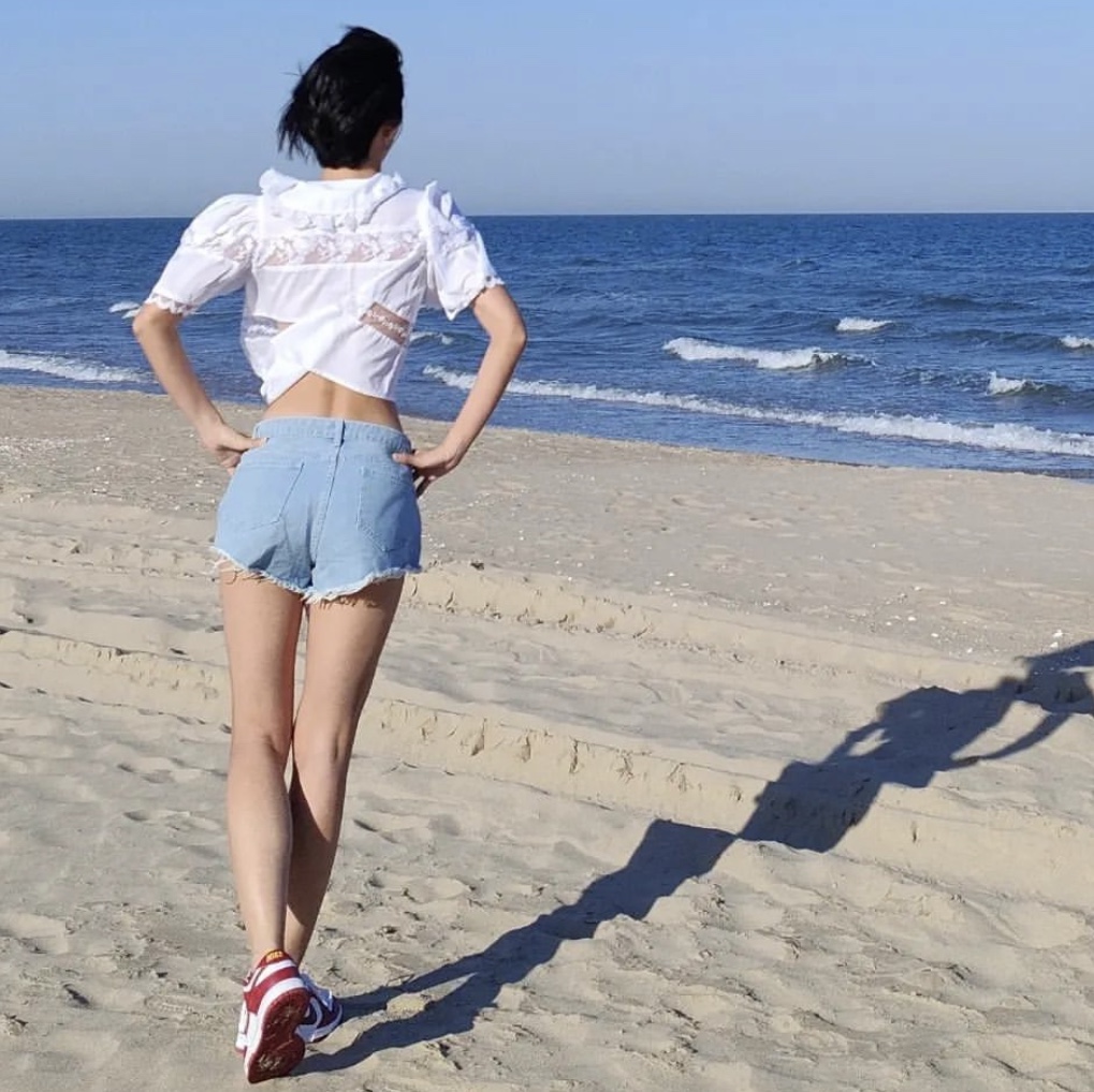 [KREAM 단독] Maison Cleo Women Delicate Roses Calais Lace and White Cotton Collar Blouse White 착용 스타일 - 2