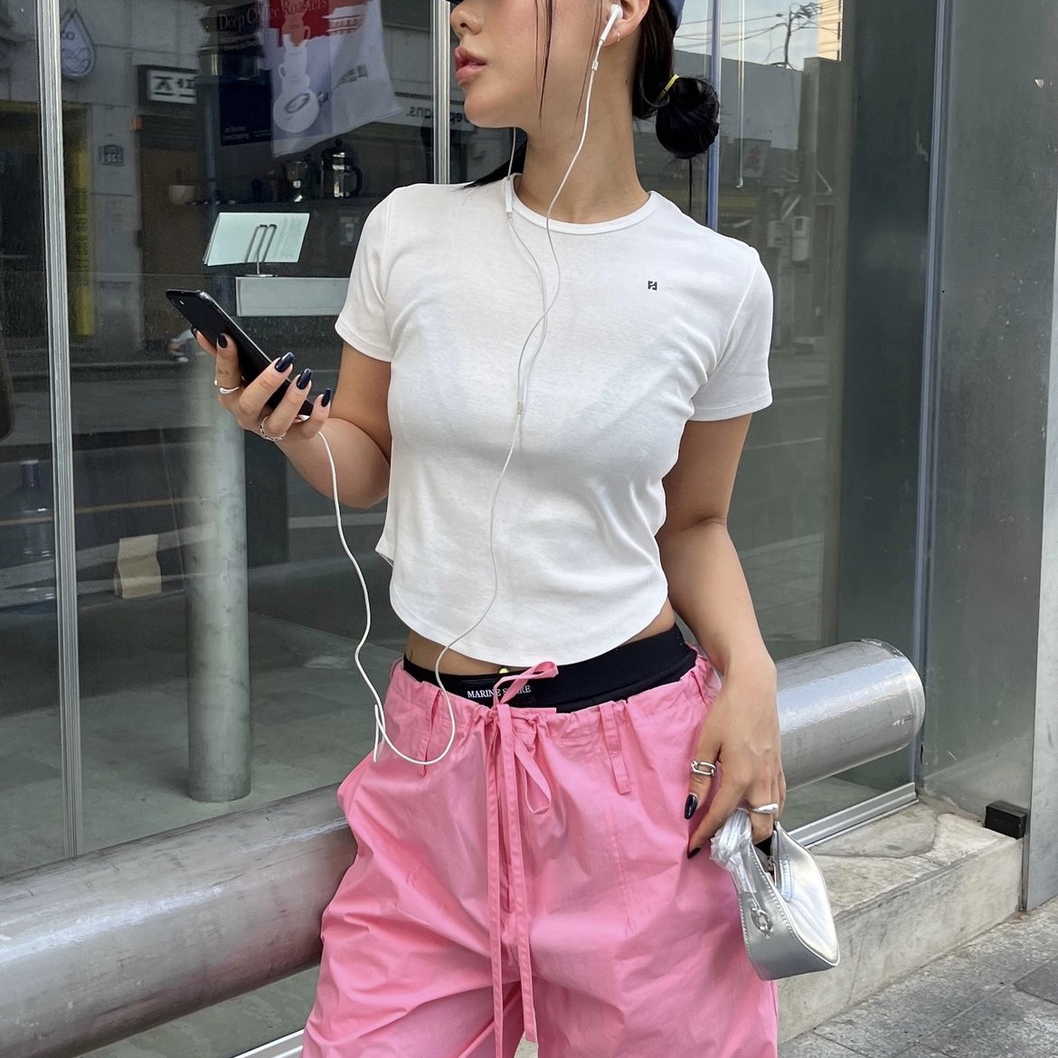 Studiotable Round Hem Simbol Top Soft Pink, Studiotable Easy Cotton Pants White 착용 스타일