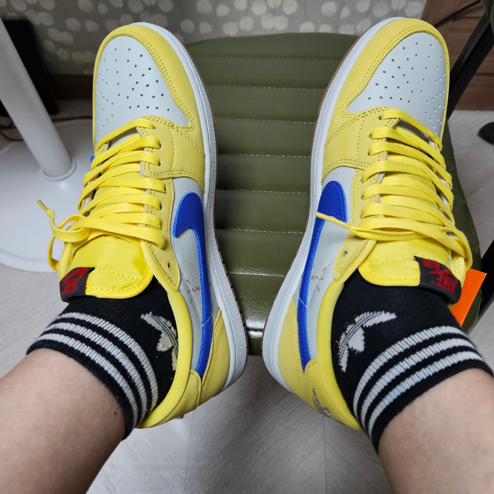(W) Jordan 1 x Travis Scott Retro Low OG SP Canary 착용 스타일 - 1
