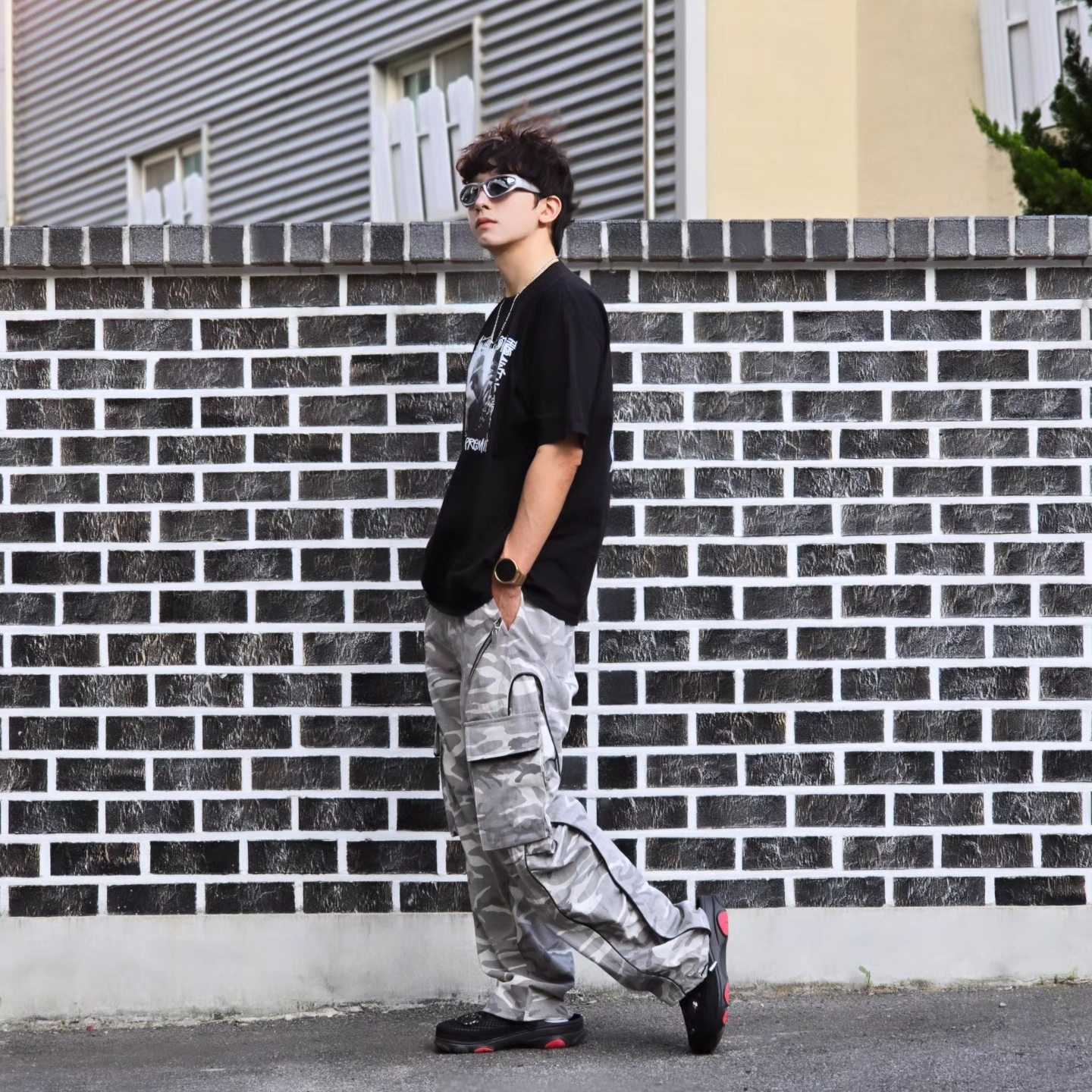 Stussy x Gang Starr Take It Personal T-Shirt Black, Crocs x Staple Classic All Terrain Clog Black 착용 스타일 - 7