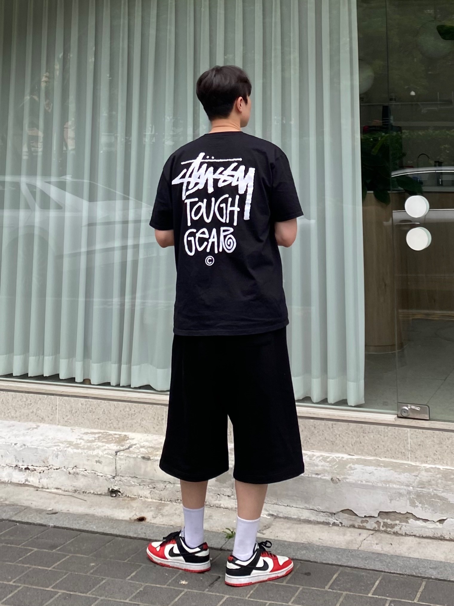 Stussy Tough Gear T-Shirt Black, Nike x NBA Dunk Low Retro EMB Black and Chile Red 착용 스타일 - 2