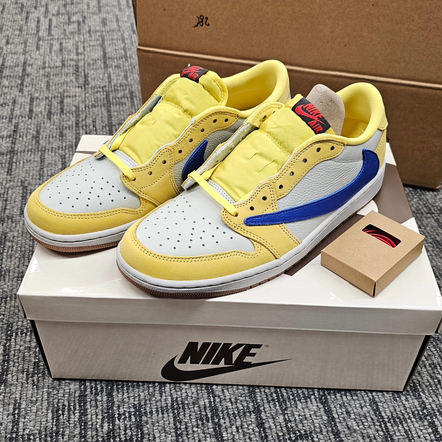 (W) Jordan 1 x Travis Scott Retro Low OG SP Canary 착용 스타일 - 8