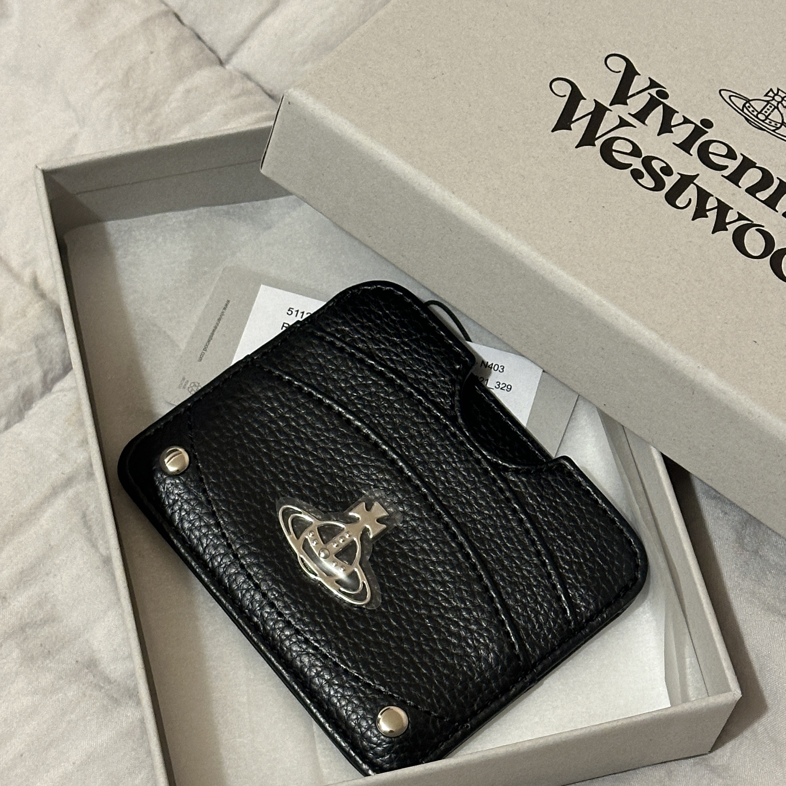Vivienne Westwood Re-Vegan Grain Half Moon Card Holder Black 착용 스타일