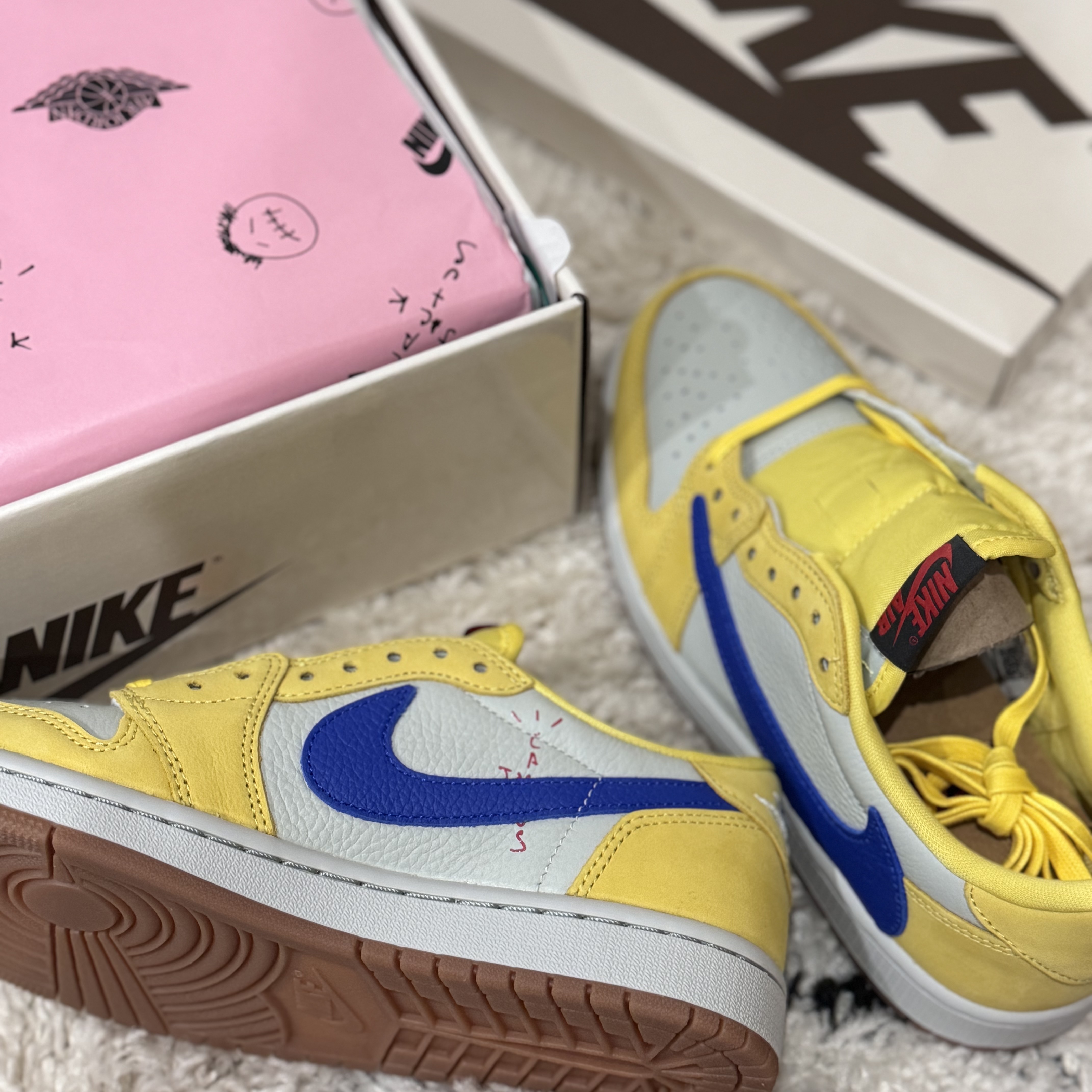 (W) Jordan 1 x Travis Scott Retro Low OG SP Canary 착용 스타일
