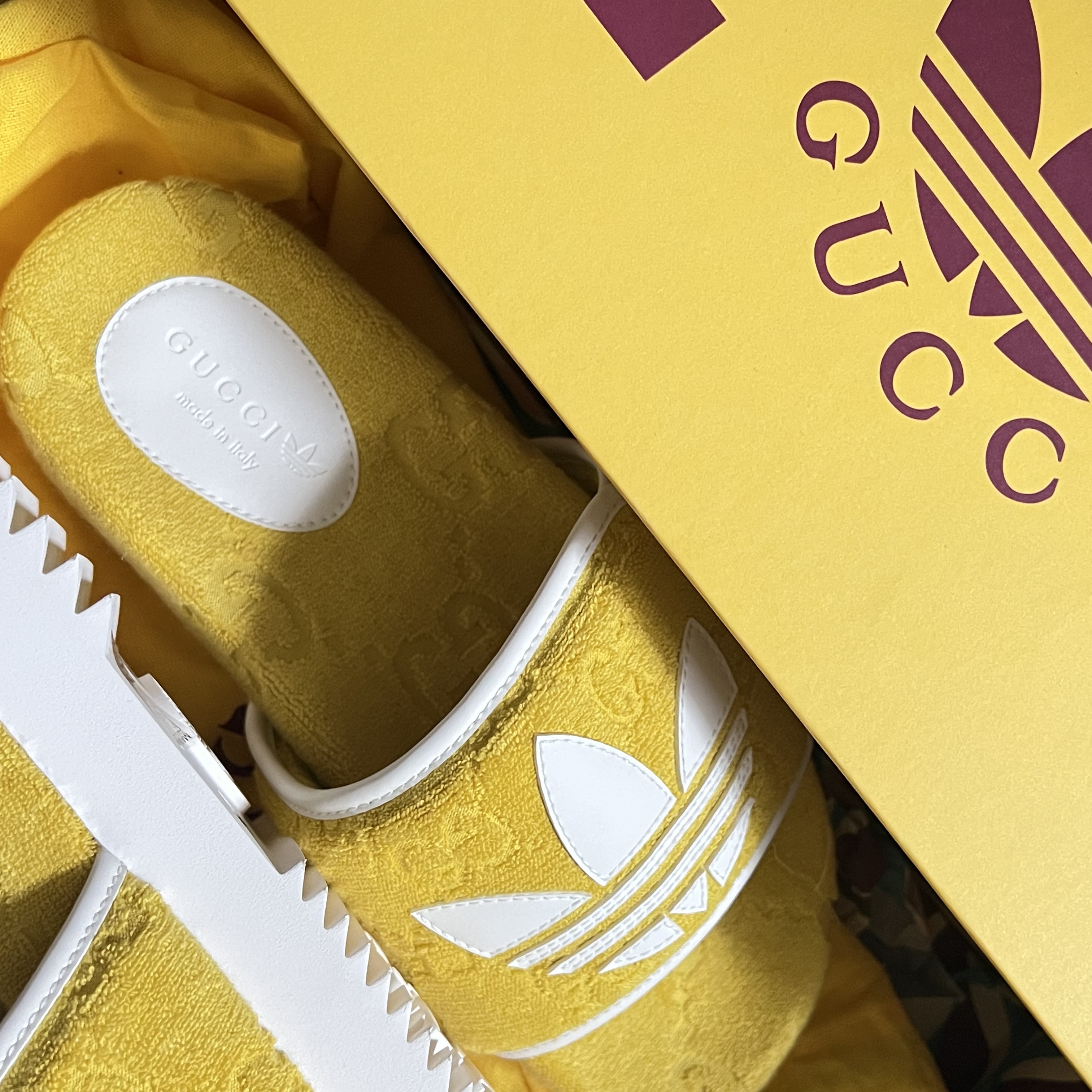 (W) Gucci x Adidas Slide Sandal Yellow White 착용 스타일