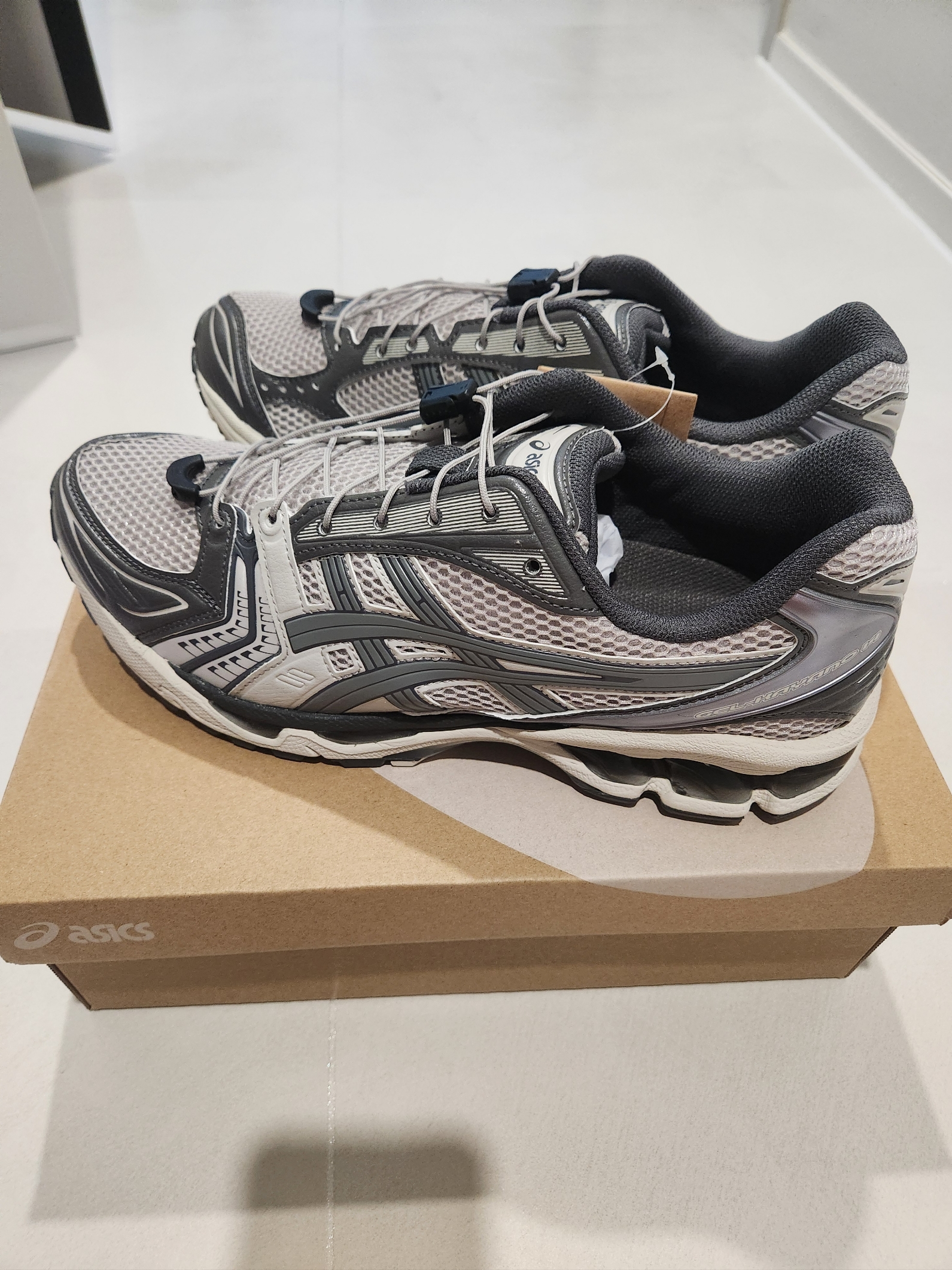 Asics Unlimited Gel-Kayano 14 Oyster Grey Clay Grey 착용 스타일