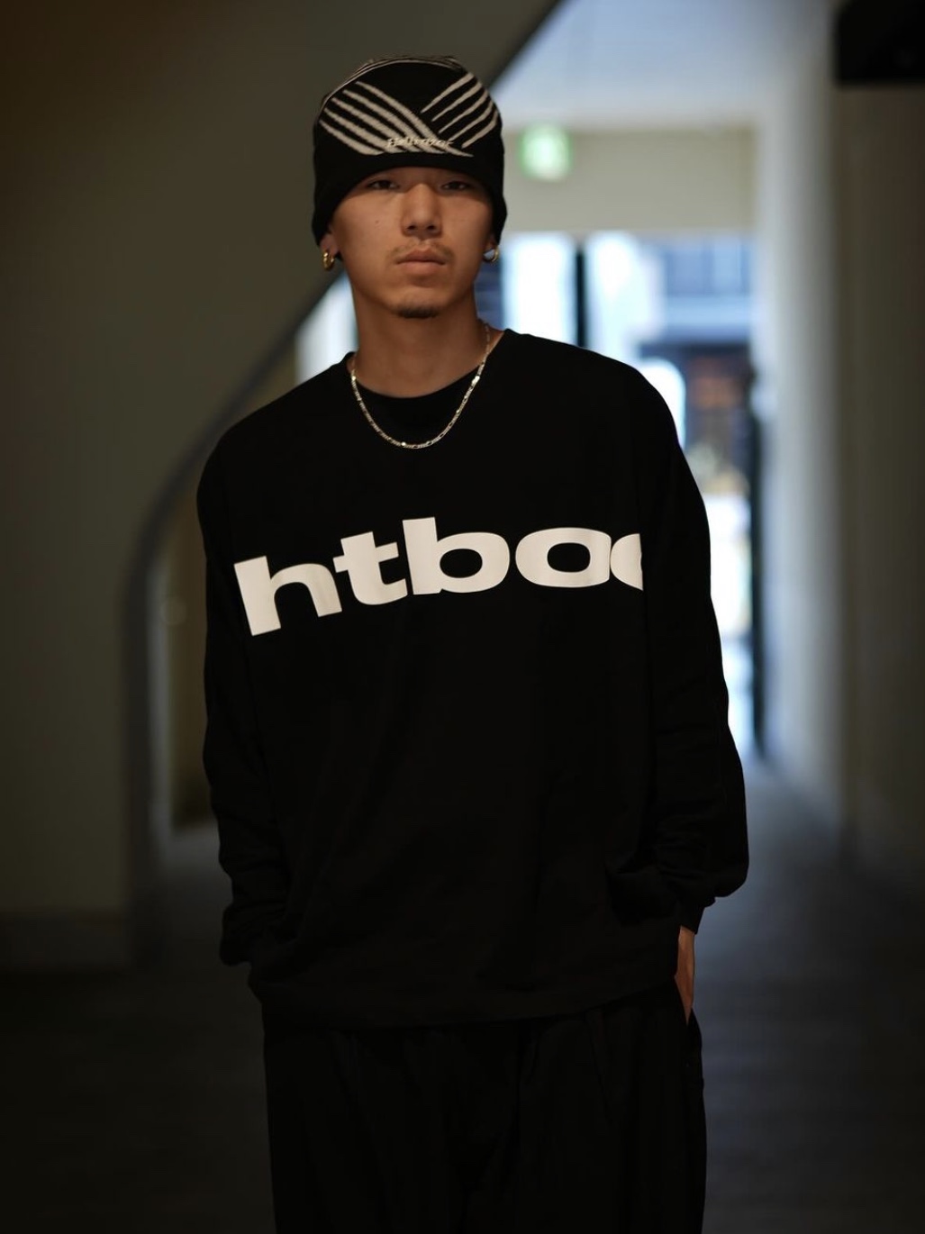 Tightbooth Big Logo LS T-Shirt Black 착용 스타일 - 2