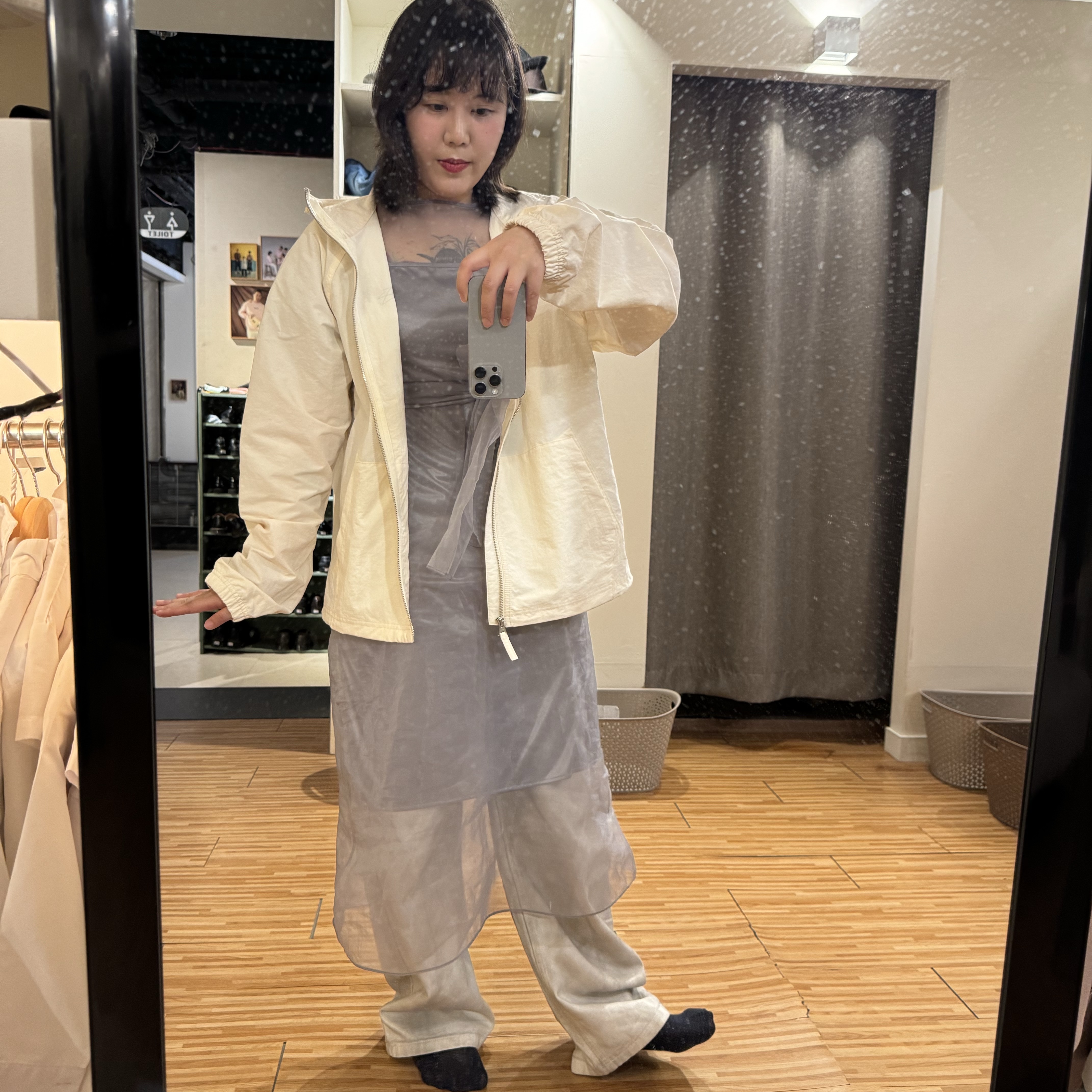 Millo Archive Reflect Curved Pants Dirty White, Stussy Wave Dye Beach Shell Jacket Bone 착용 스타일