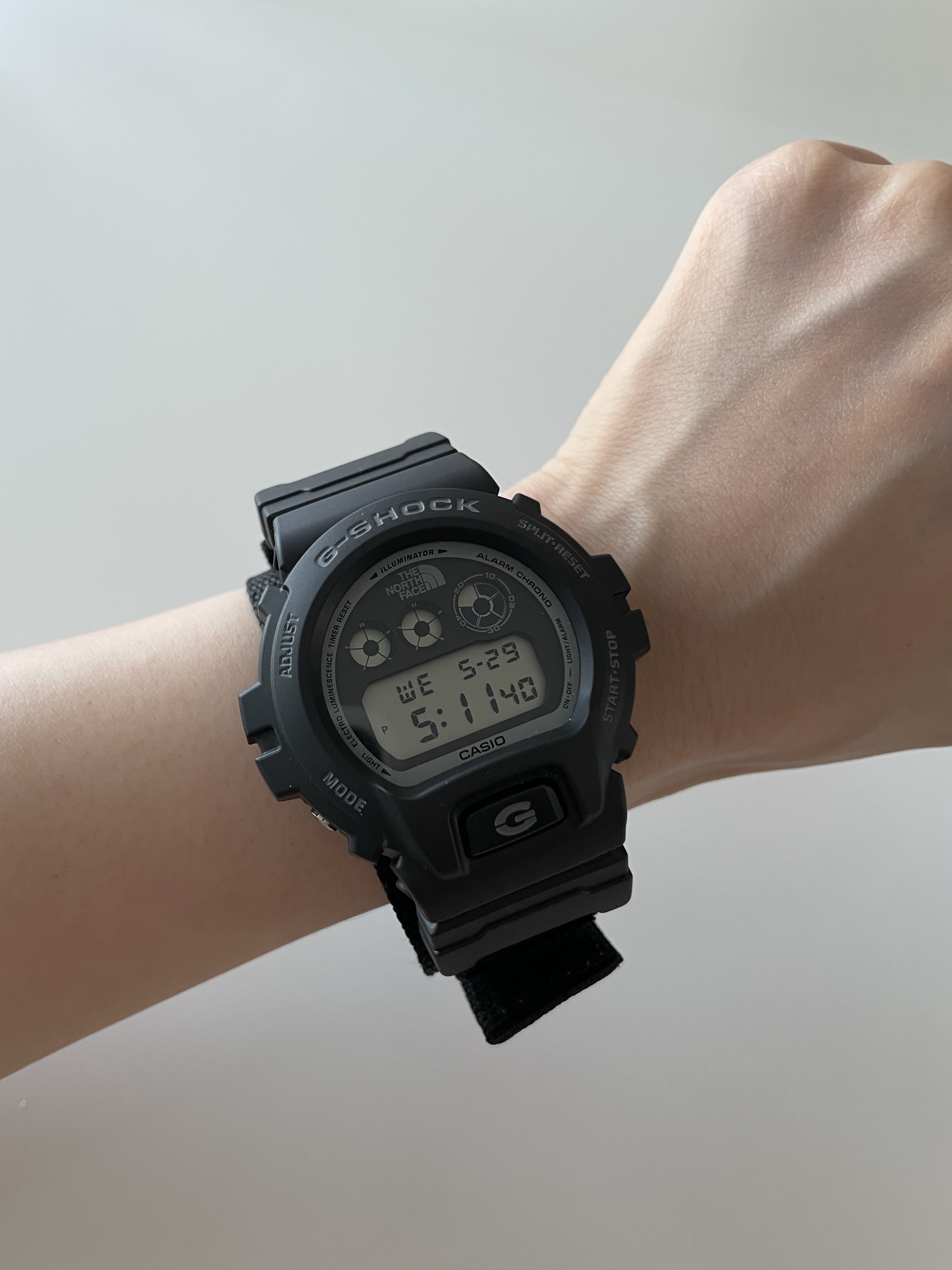 Casio G-Shock x Supreme x The North Face DW-6900 Black 착용 스타일 - 4