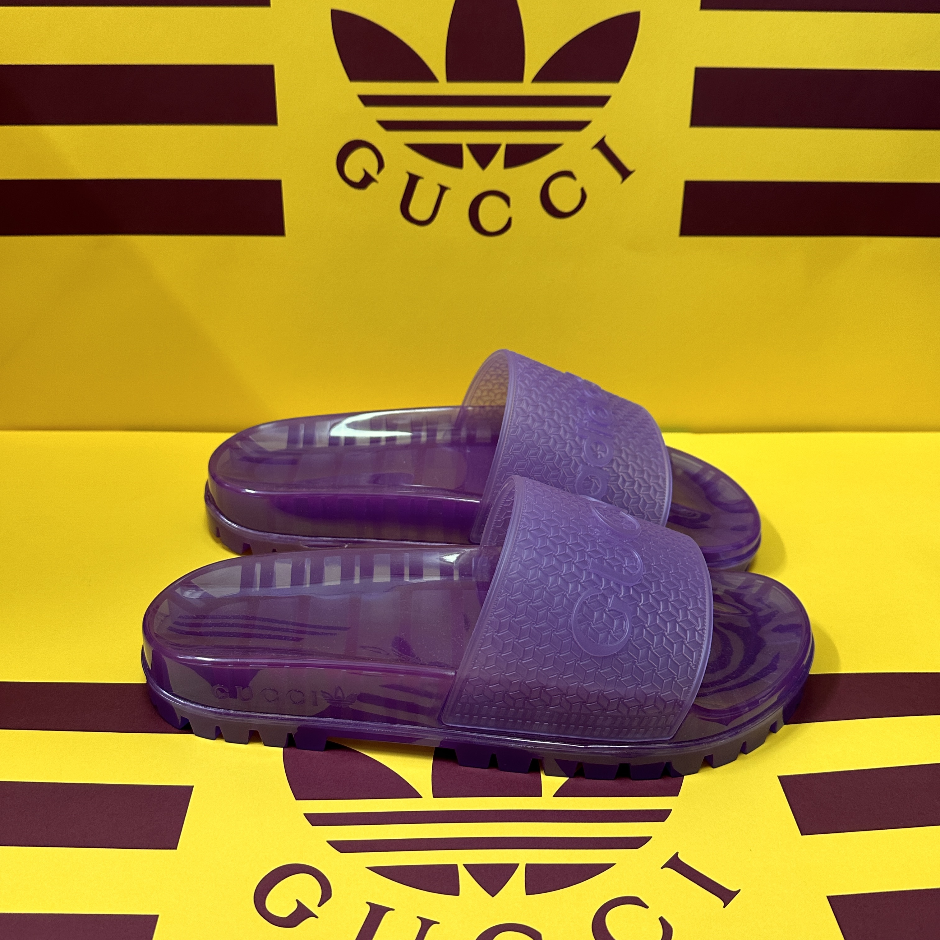 (W) Gucci x Adidas Slide Transparent Purple 착용 스타일 - 2