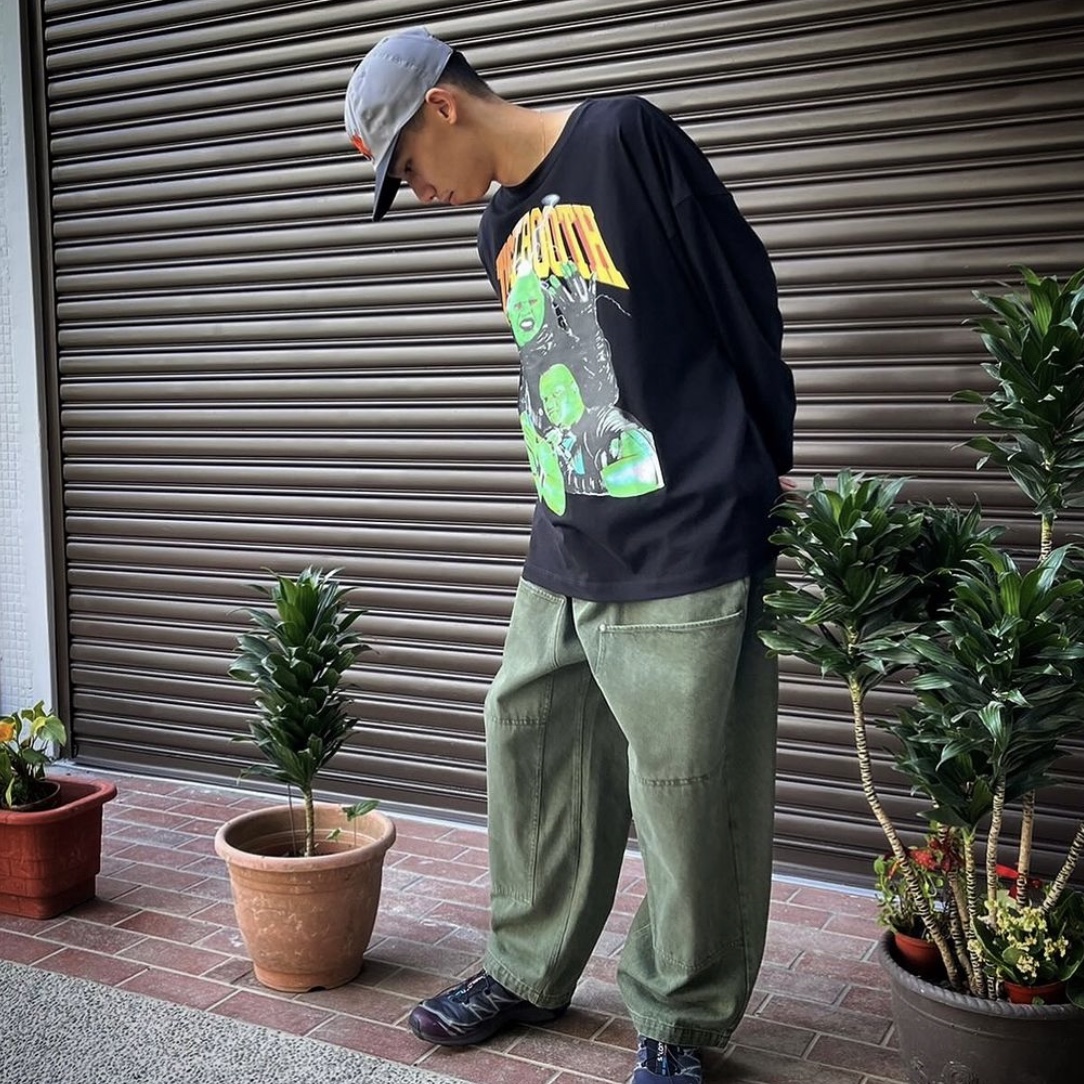 Tightbooth Mom LS T-Shirt Black 착용 스타일 - 2