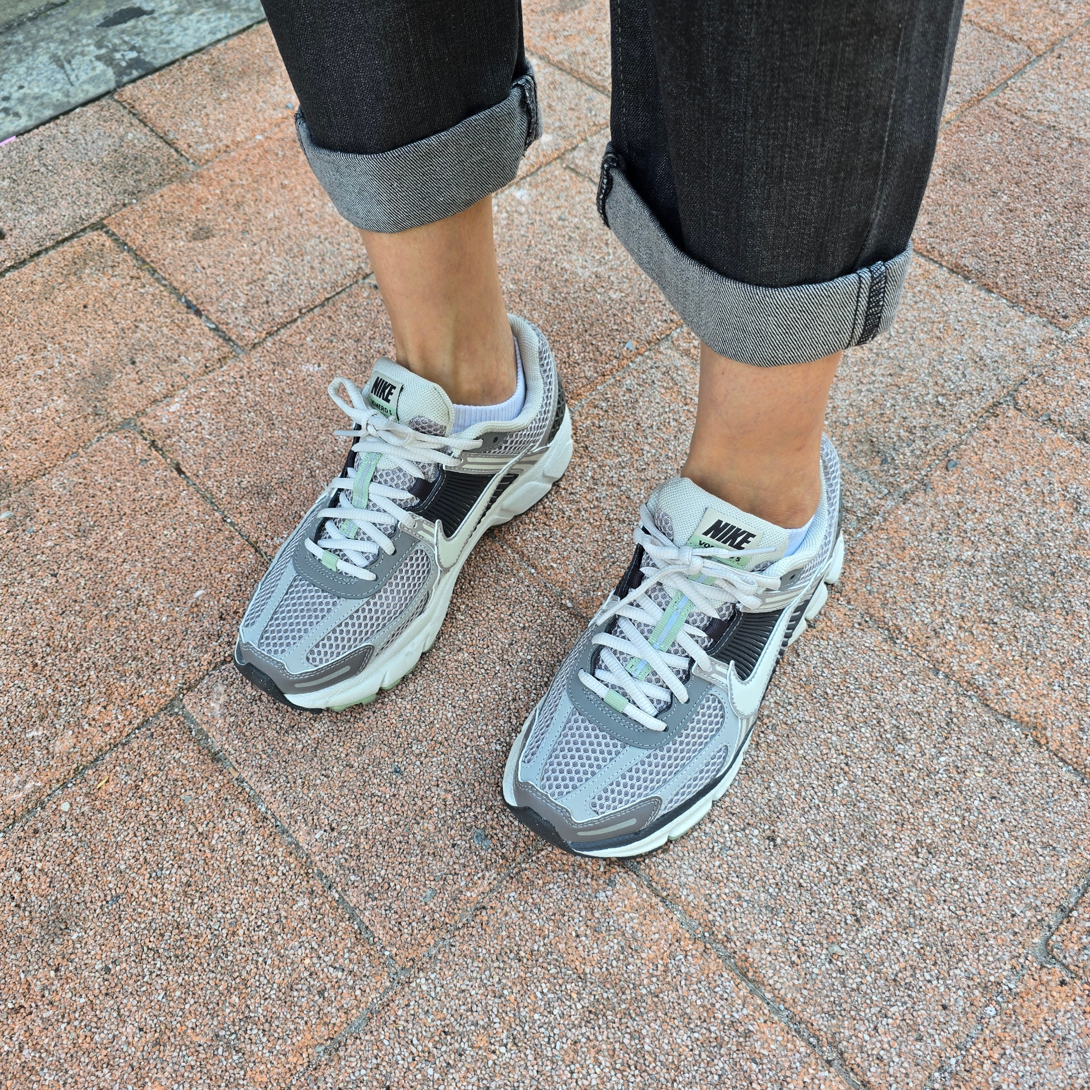 (W) Nike Zoom Vomero 5 Cobblestone and Flat Pewter 착용 스타일 - 2