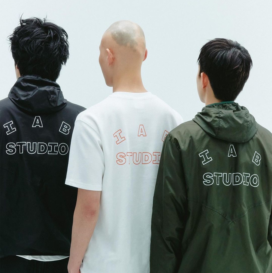 IAB Studio Ripstop Wind Jacket Deep Green, IAB Studio Line Logo T-Shirt White Orange 착용 스타일 - 2