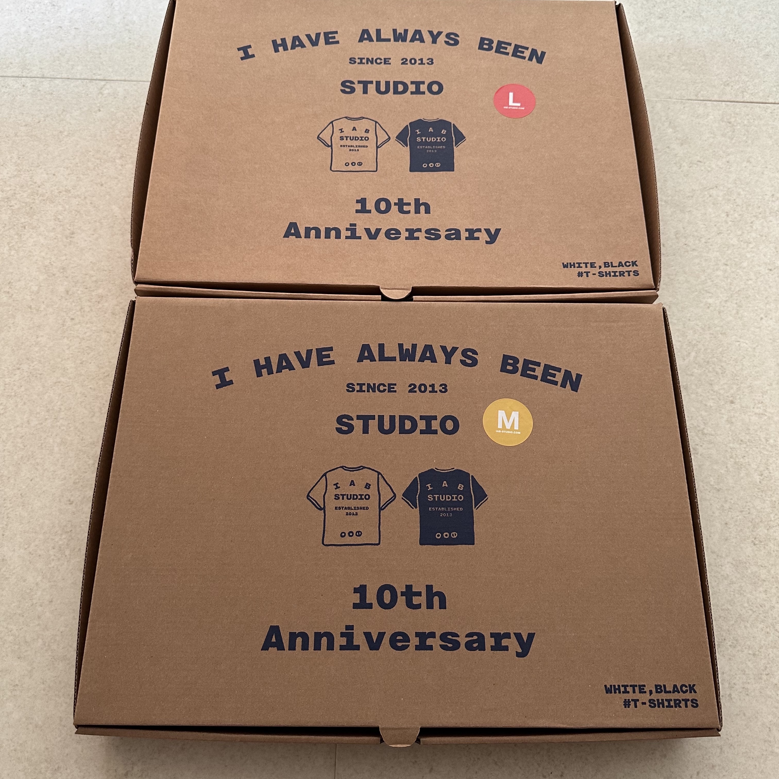 IAB Studio 10th Anniversary T-Shirts Pack White & Black (2 Pack) 착용 스타일 - 1