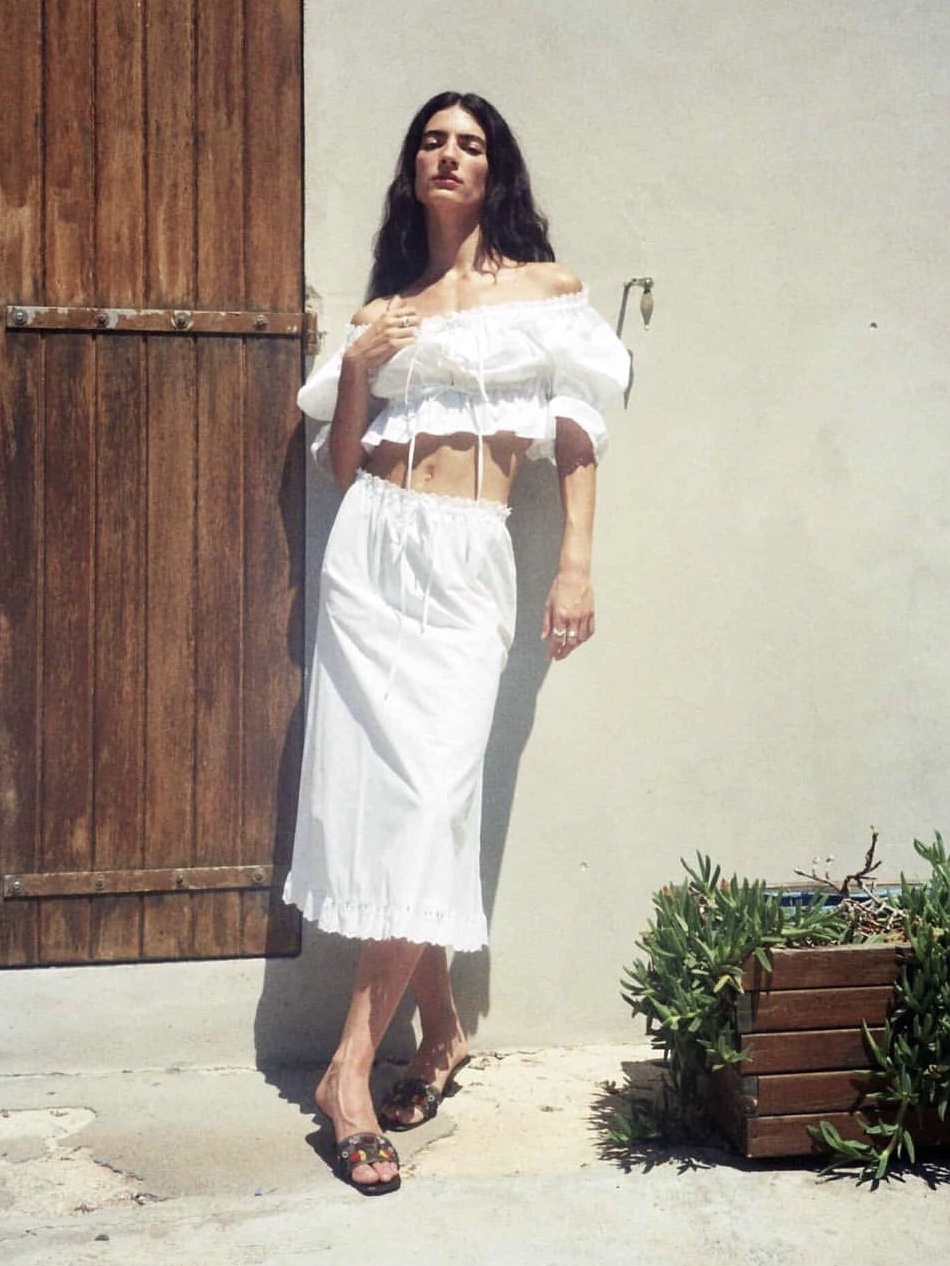 [KREAM 단독] Maison Cleo Women Angele Embroidered White Cotton Off The Shoulders Blouse White, [KREAM 단독] Maison Cleo Women White Cotton English Embroidered Flared Mid-Length Skirt White 착용 스타일 - 3