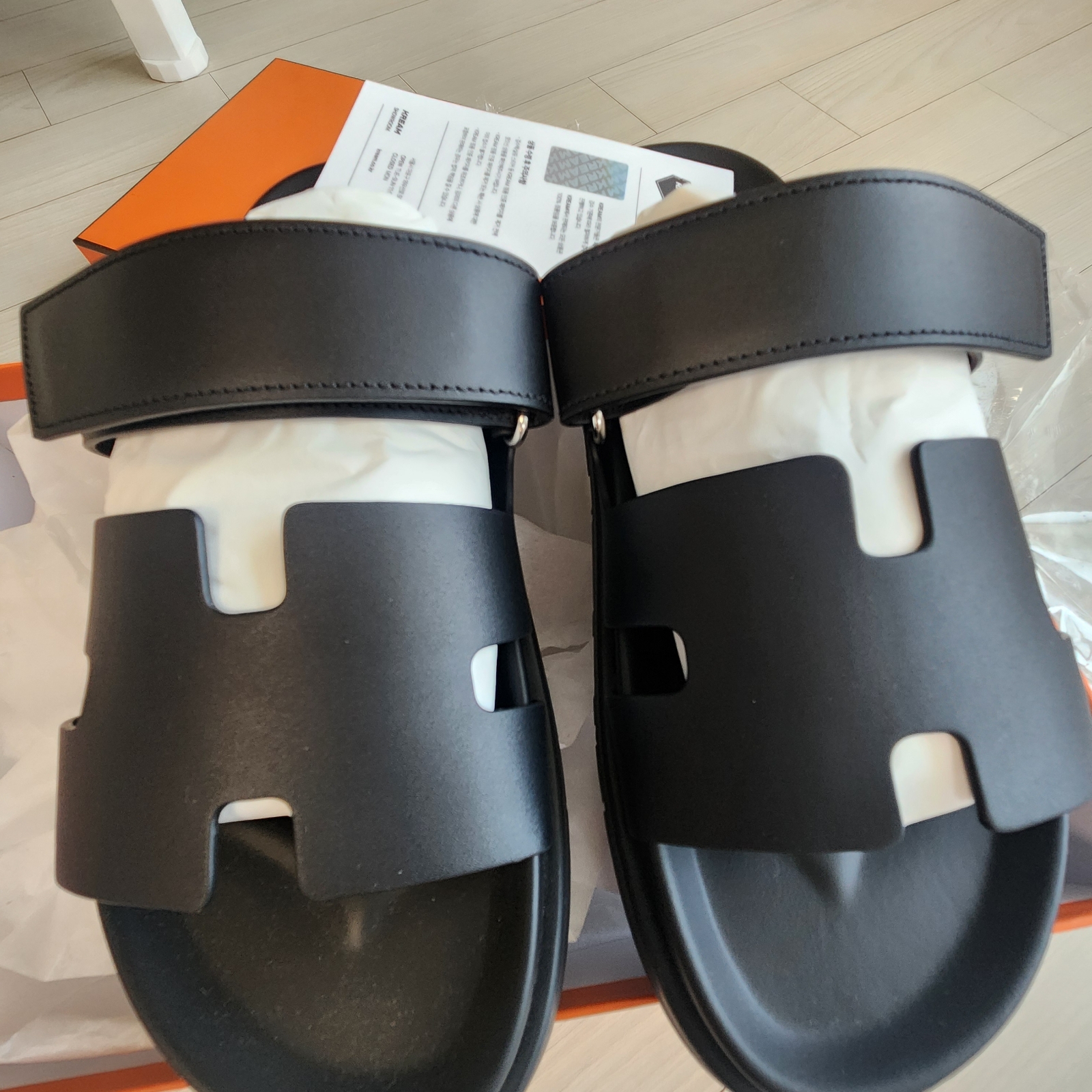 Hermes Chypre Sandal Calfskin & Noir 착용 스타일 - 5