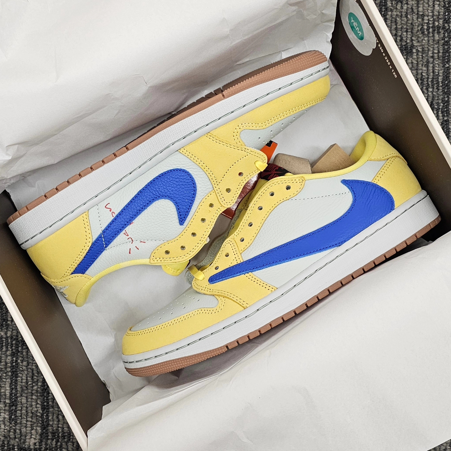 (W) Jordan 1 x Travis Scott Retro Low OG SP Canary 착용 스타일 - 5