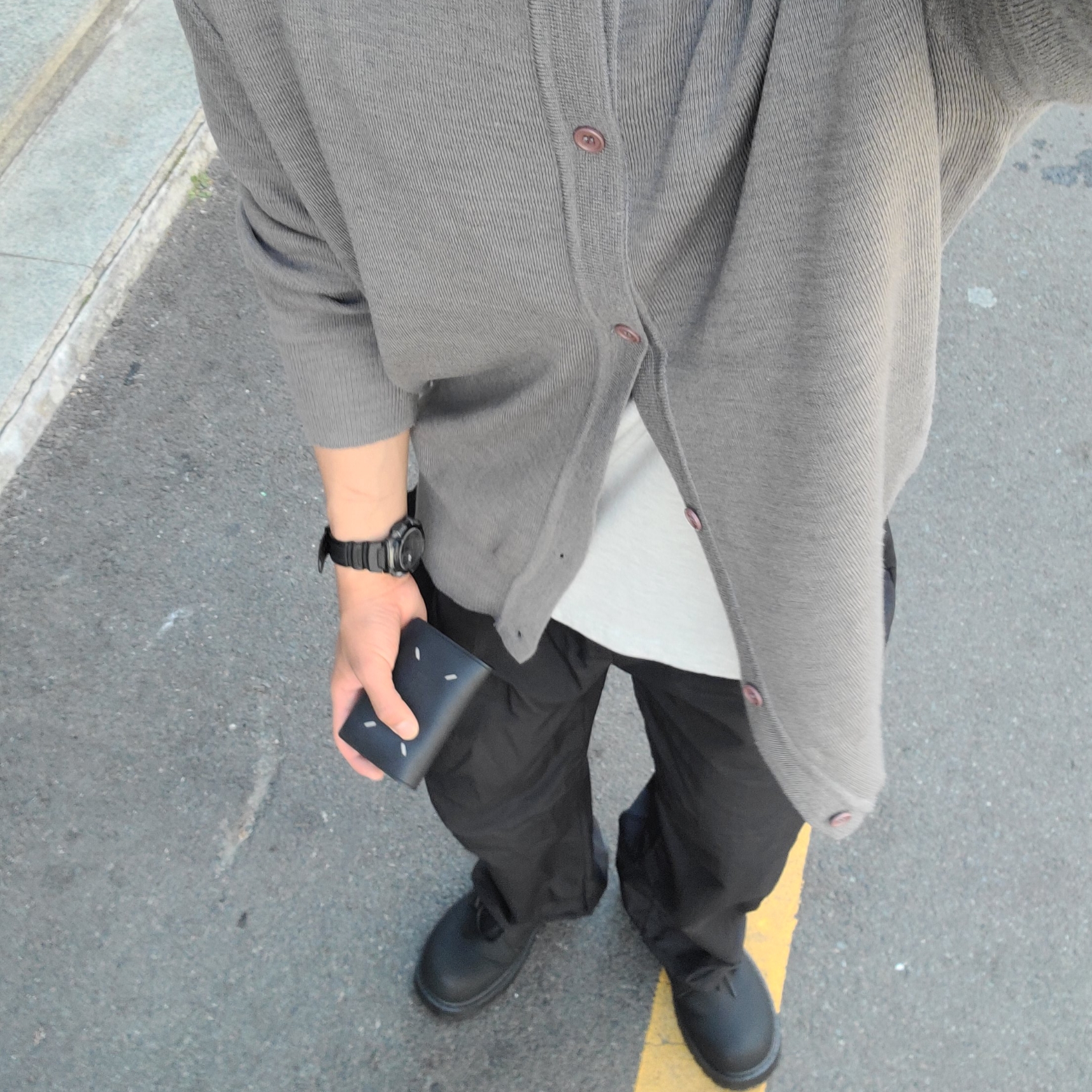 Dr. Martens 1461 Smooth Black, Maison Margiela Leather Bi-Fold Card Holder Black 착용 스타일 - 3